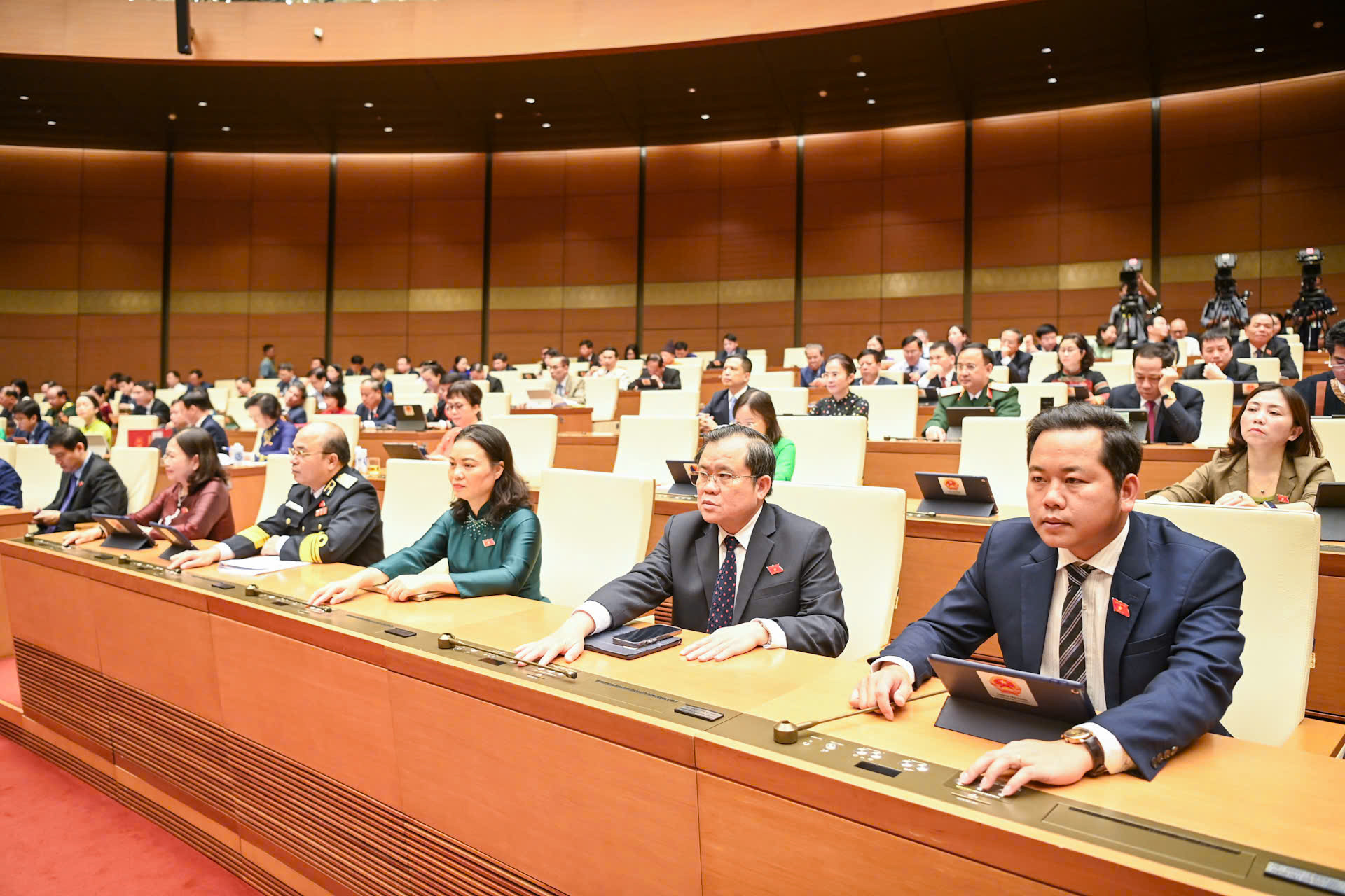 Các đại biểu Quốc hội thông qua Luật Bảo hiểm xã hội tại Kỳ họp thứ 7, Quốc hội khóa XV. (Ảnh DUY LINH)