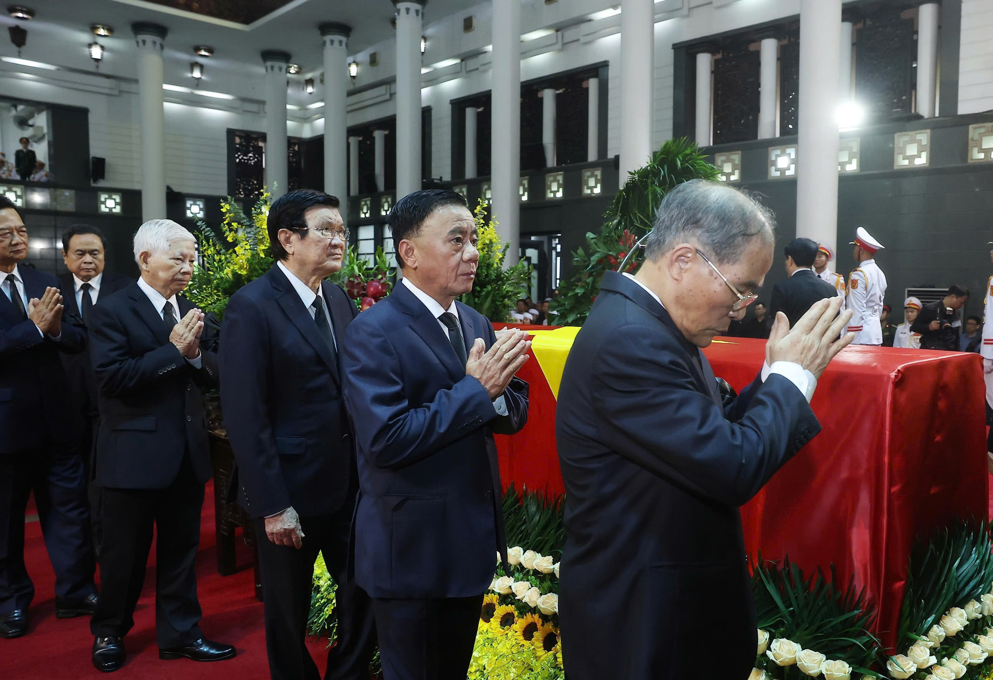 Đoàn Ban Chấp hành Trung ương Đảng do Tổng Bí thư Tô Lâm dẫn đầu vào viếng nguyên Chủ tịch nước Trần Đức Lương. (Ảnh: TTXVN)