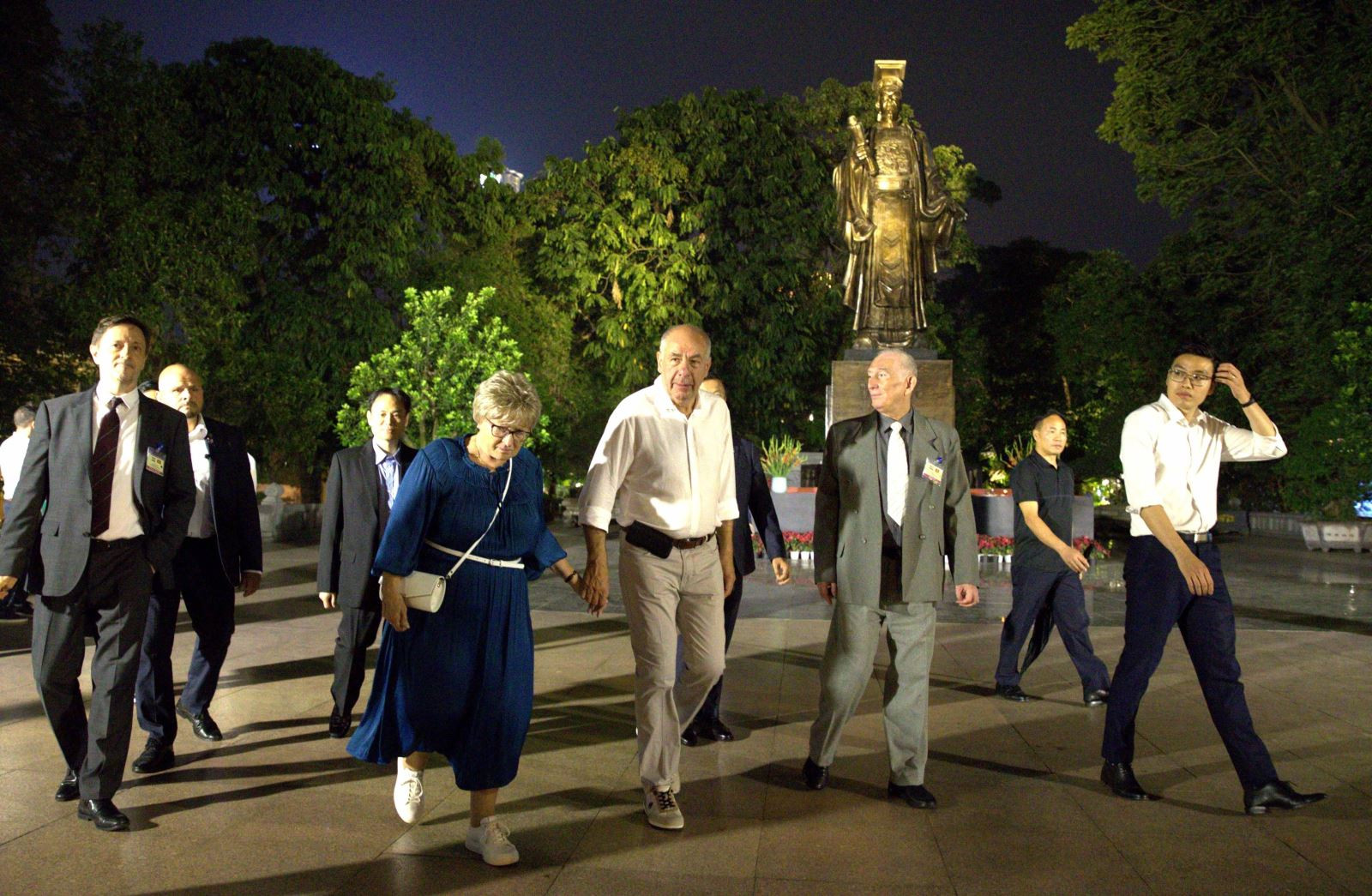 Tổng thống Hungary Sulyok Tamás và Phu nhân đi dạo tại khu vực hồ Hoàn Kiếm. (Ảnh: AN ĐĂNG/TTXVN)