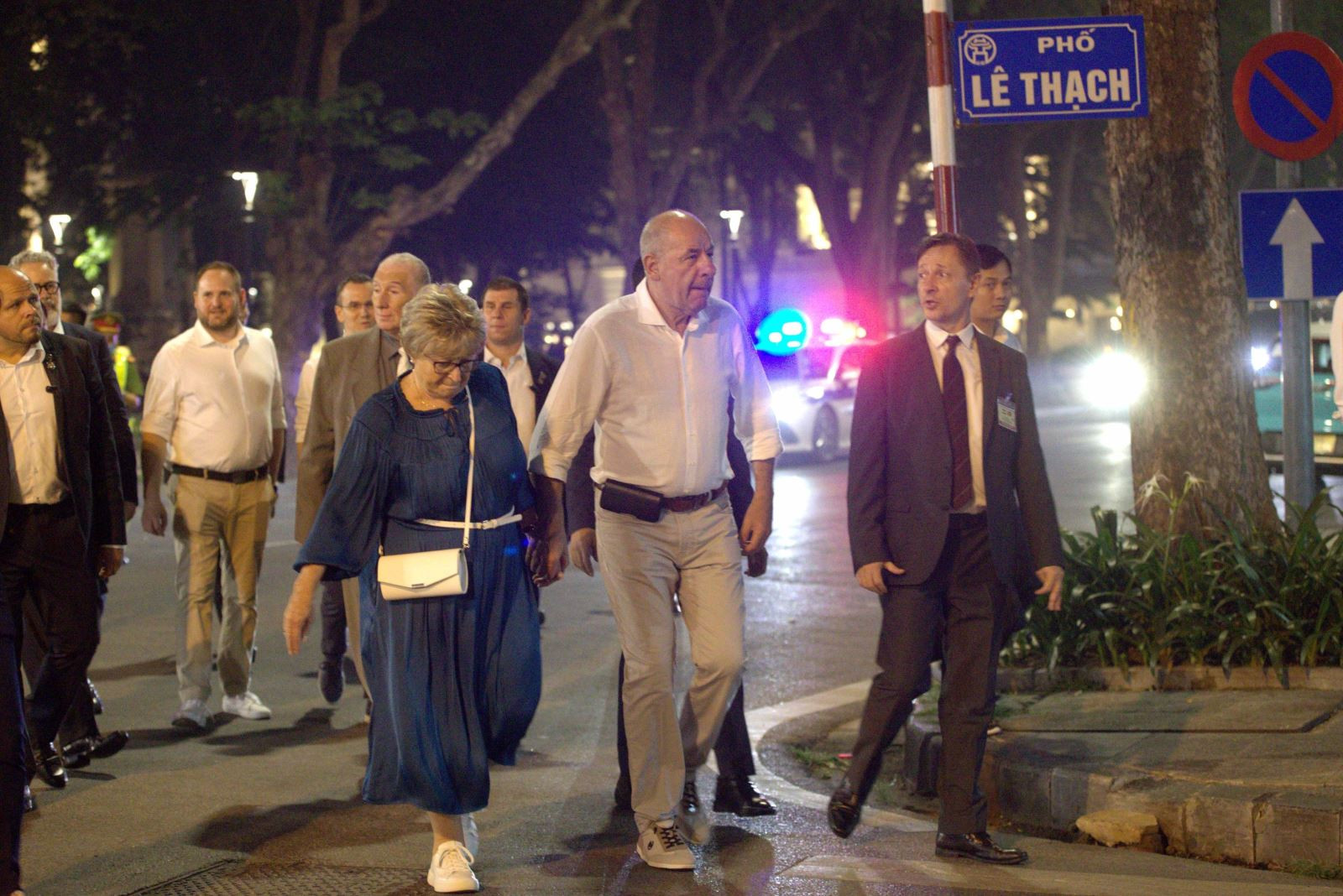 Tổng thống Hungary Sulyok Tamás và Phu nhân đi dạo tại phố Lê Thạch. (Ảnh: AN ĐĂNG/TTXVN)