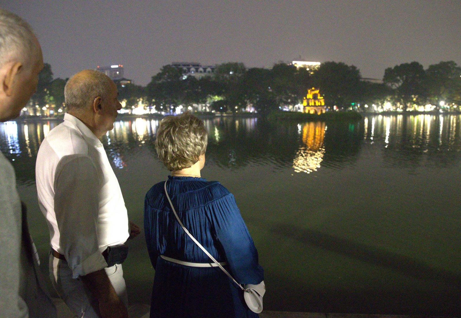 Tổng thống Hungary Sulyok Tamás và Phu nhân đi dạo, ngắm cảnh hồ Hoàn Kiếm. (Ảnh: AN ĐĂNG/ TTXVN)