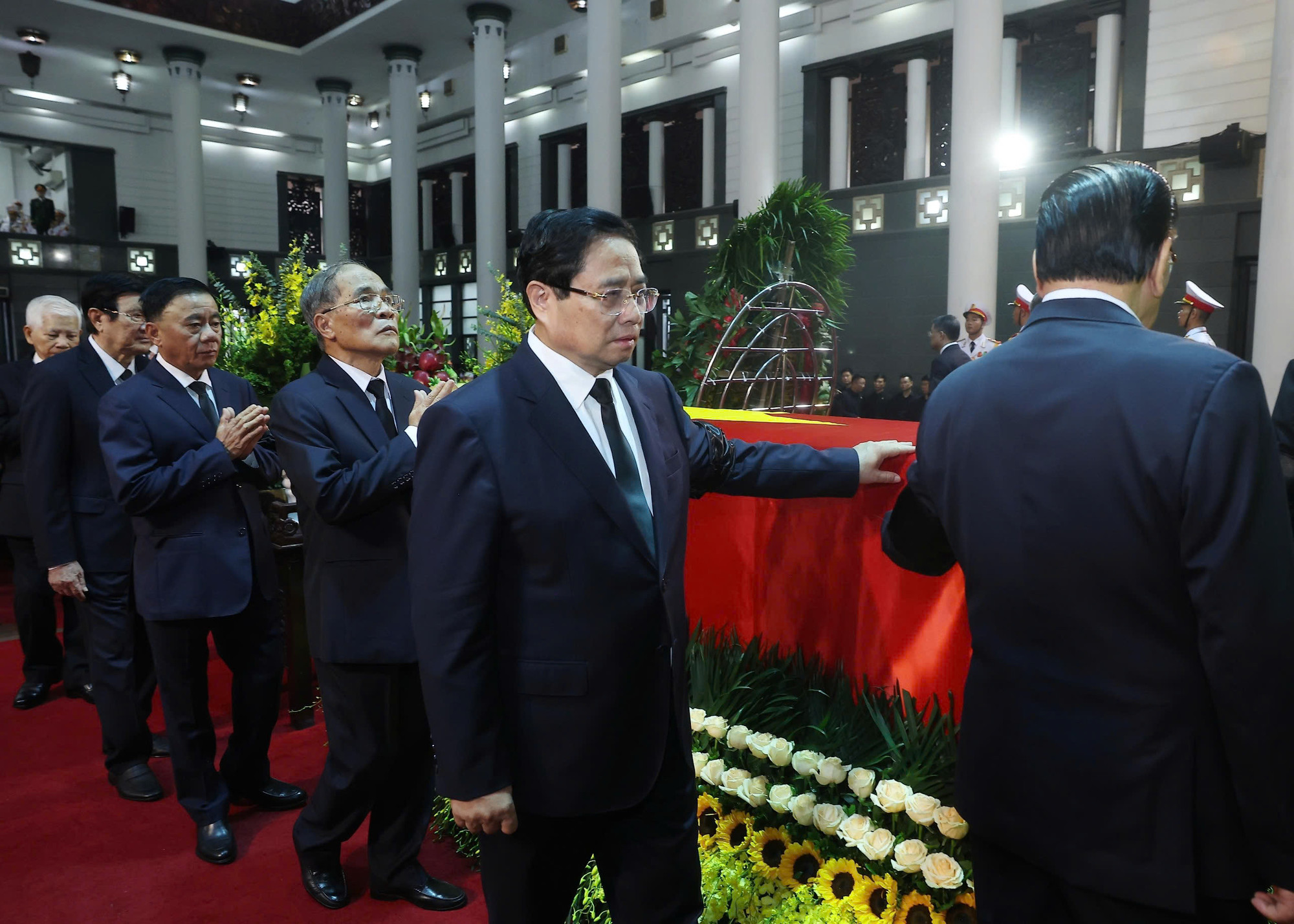 Đoàn Ban Chấp hành Trung ương Đảng do Tổng Bí thư Tô Lâm dẫn đầu vào viếng nguyên Chủ tịch nước Trần Đức Lương. (Ảnh: TTXVN)