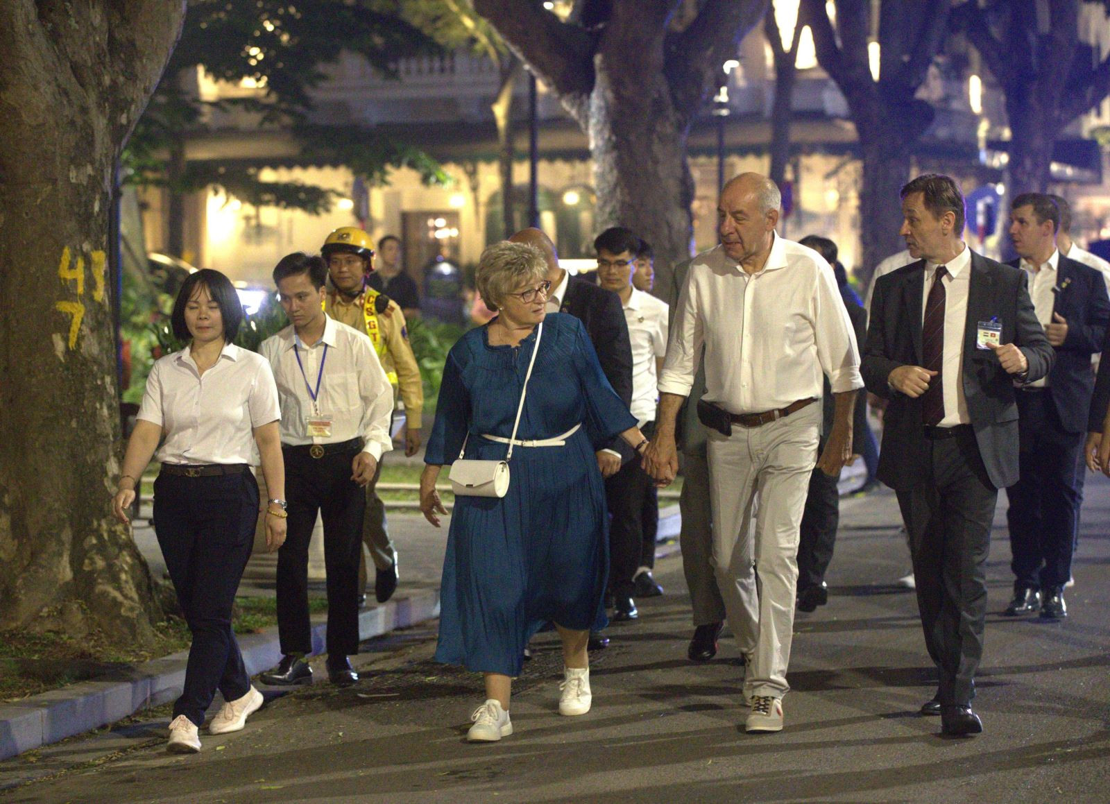 Tổng thống Hungary Sulyok Tamás và Phu nhân đi dạo một số khu phố Hà Nội. (Ảnh: AN ĐĂNG/TTXVN)