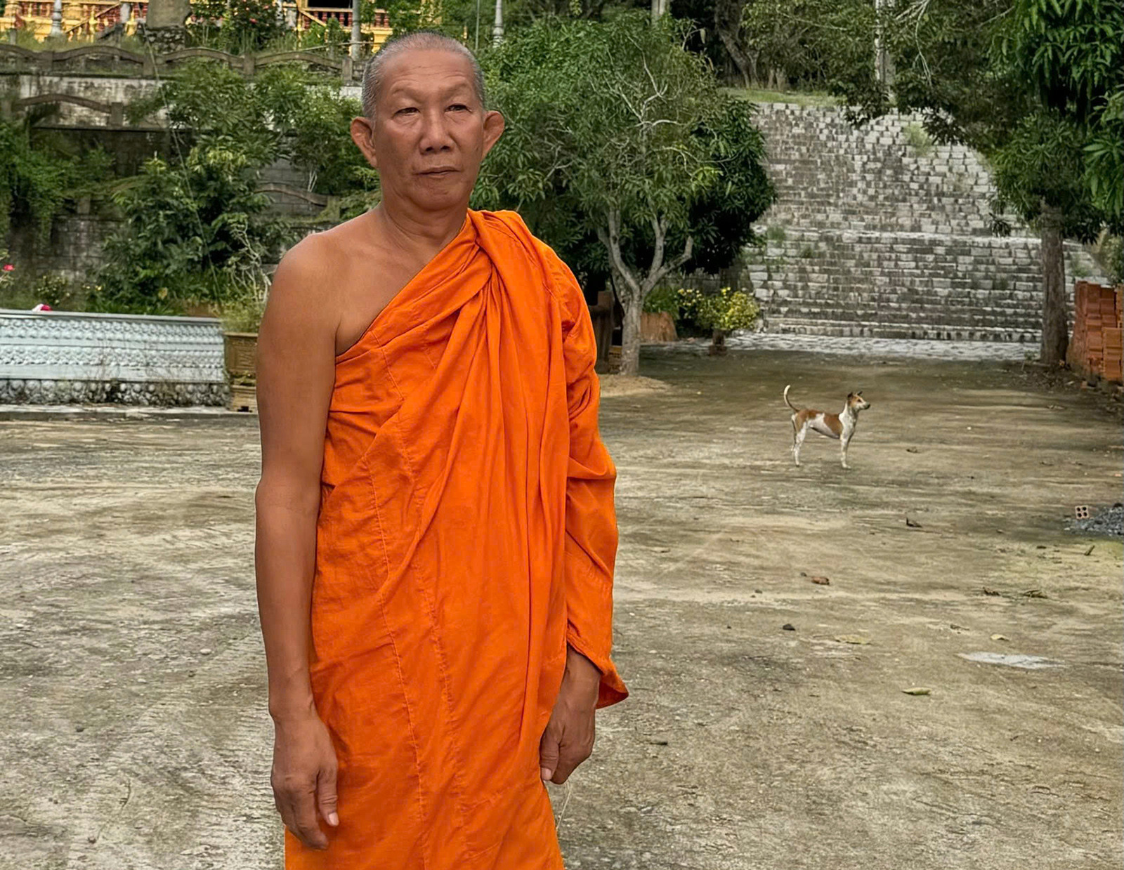 Hòa thượng Chau Sơn Hy, Ủy viên Hội đồng Trị sự, Phó Trưởng Ban Trị sự Giáo hội Phật giáo tỉnh An Giang, Trụ trì chùa Sà Lôn, ấp Sà Lôn, xã Lương Phi, huyện Tri Tôn, tỉnh An Giang.