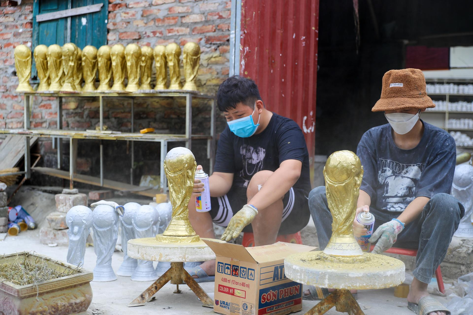 Những chiếc cúp vàng World Cup được sơn phủ 1 lớp màu vàng.