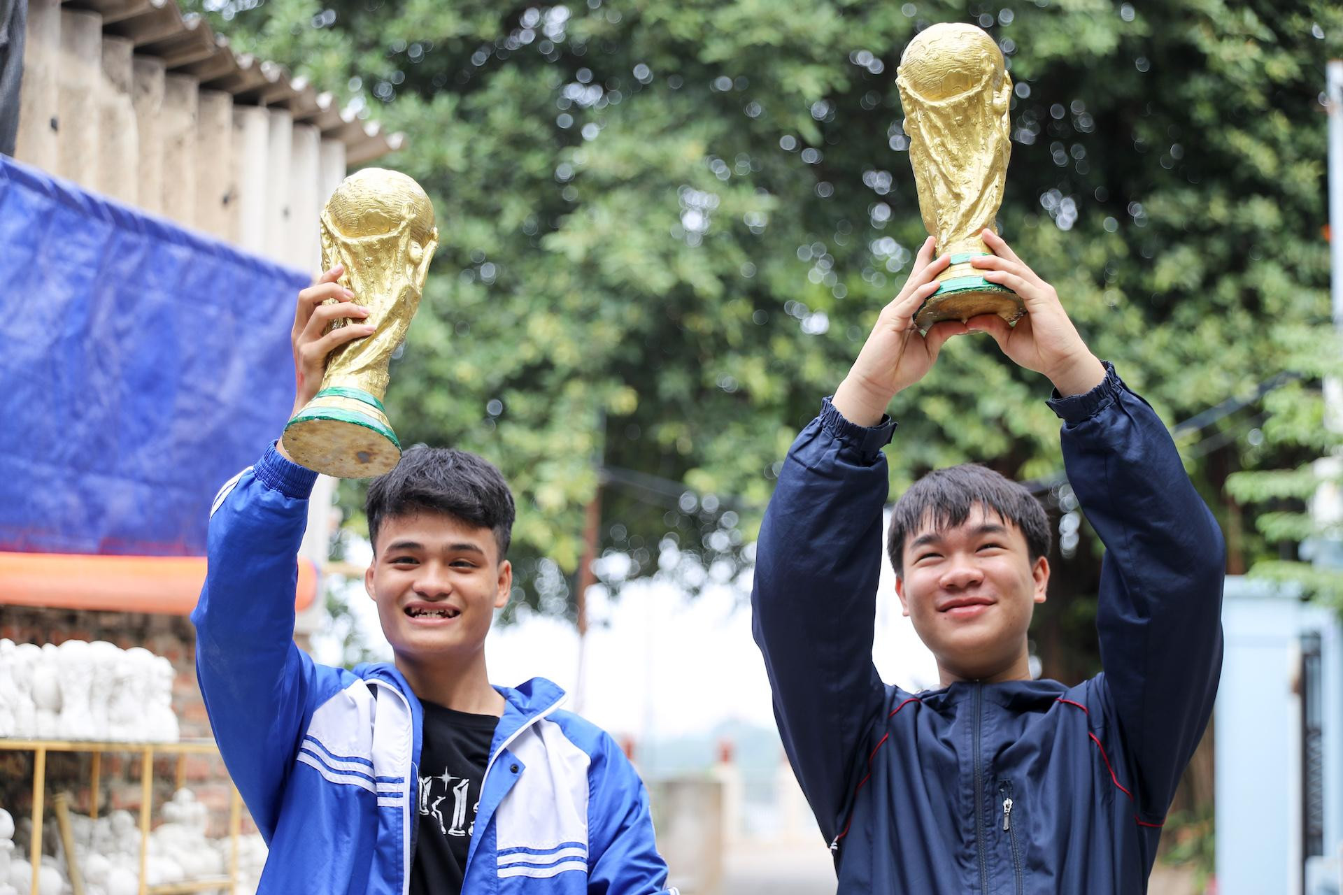 “Khi biết ở Bát Tràng có người làm cúp vàng World Cup phiên bản “Made in Vietnam”, em cùng bạn em đã tìm tới và mua cho em cũng như cho các bạn ở nhà để về chơi cũng như cổ vũ bóng đá. Năm nay, em tin đội tuyển Argentina có thần tượng Lionel Messi của em sẽ vô địch thế giới”, bạn Đoàn Anh Tú từ Ninh Giang, Hải Dương lên tận Bát Tràng mua cúp, chia sẻ.