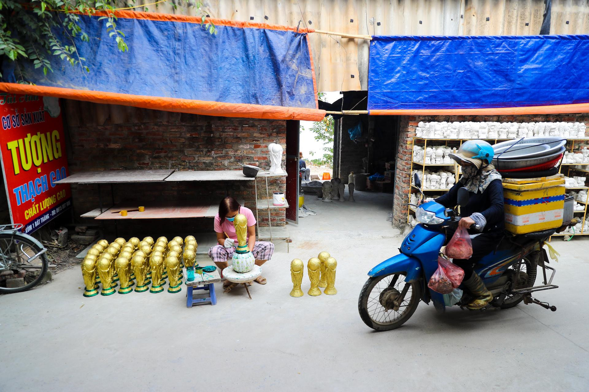 Một tuần trước ngày khai mạc vòng chung kết World Cup 2022, một số cơ sở sản xuất gốm thủ công tại xã Bát Tràng (huyện Gia Lâm, Hà Nội) đang tất bật sản xuất mô hình cúp vàng bóng đá thế giới để phục vụ nhu cầu của người hâm hộ trái bóng tròn.