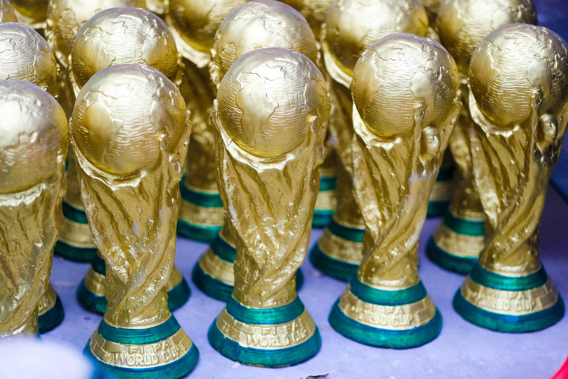 Theo ông Nhật, mỗi chiếc cúp vàng World Cup phiên bản “Made in Vietnam” có trọng lượng từ 0,7 đến 1,2kg, giá bán dao động từ 70.000 đồng đến 100.000 đồng/chiếc.