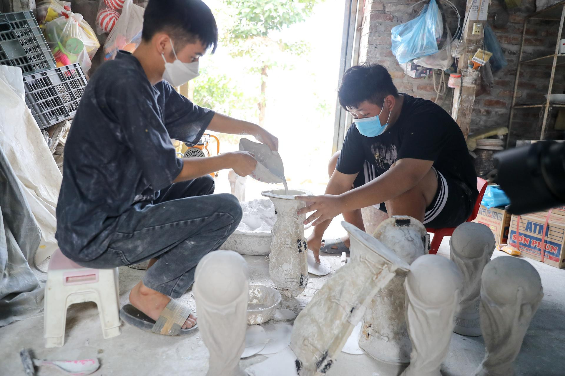 Khuôn đúc và nguyên vật liệu được chuẩn bị từ những vật liệu hằng ngày sản xuất gốm. Khuôn đúc được chế tác với tỷ lệ chuẩn 1:1 so với chiếc cúp đang hiện diện tại Qatar.