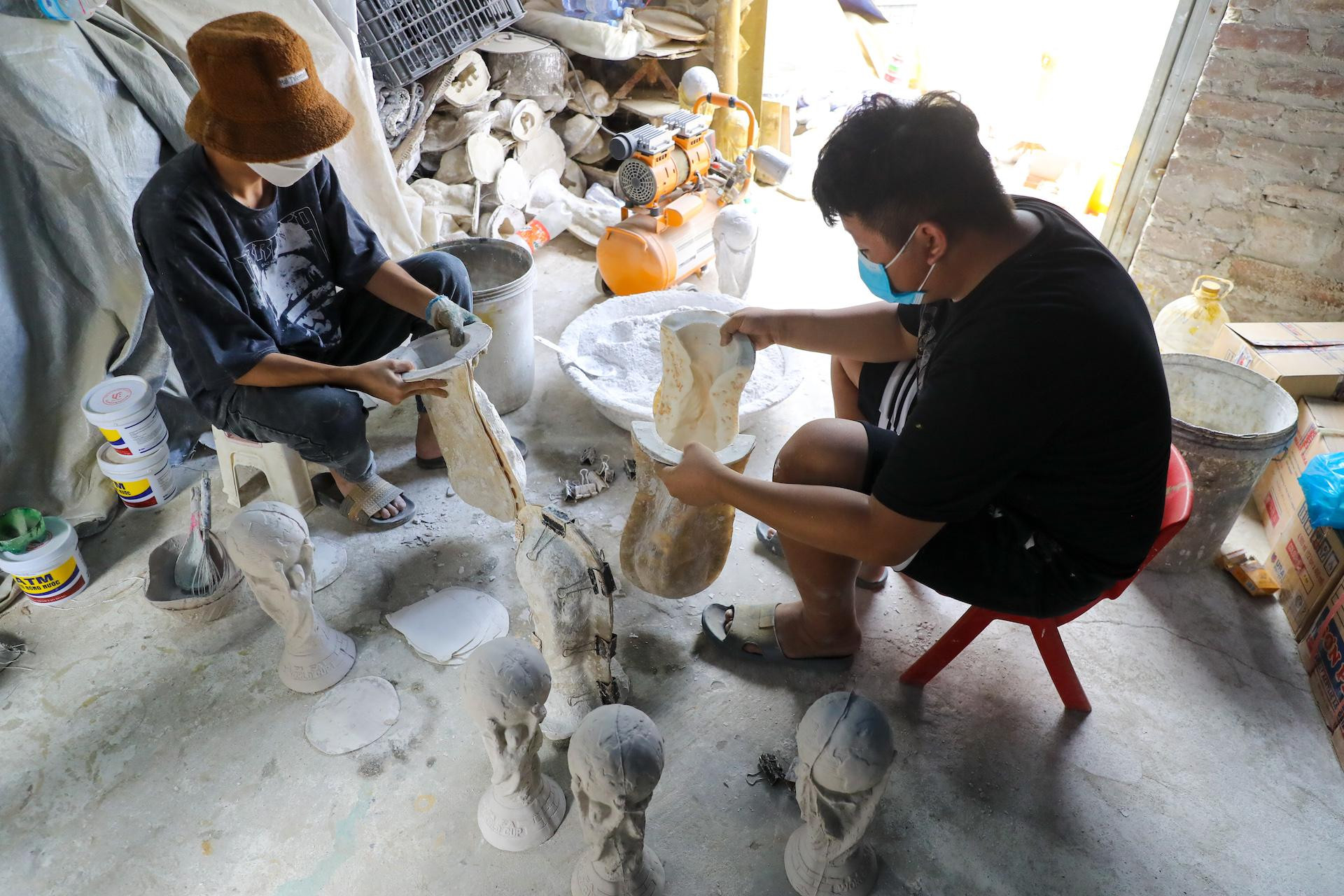 Trước đó, ông Nhật đã sản xuất những chiếc cúp đầu tiên vào năm 2010, tuy nhiên những sản phẩm này không đạt giá trị thẩm mỹ cao nên ông đã đem tặng cho người thân. Sau thời gian mày mò nghiên cứu, vào năm 2014, ông đã cho ra sản phẩm “hoàn hảo” nhất và hàng trăm sản phẩm đã được bán ra ngoài thị trường phục vụ người hâm mộ.