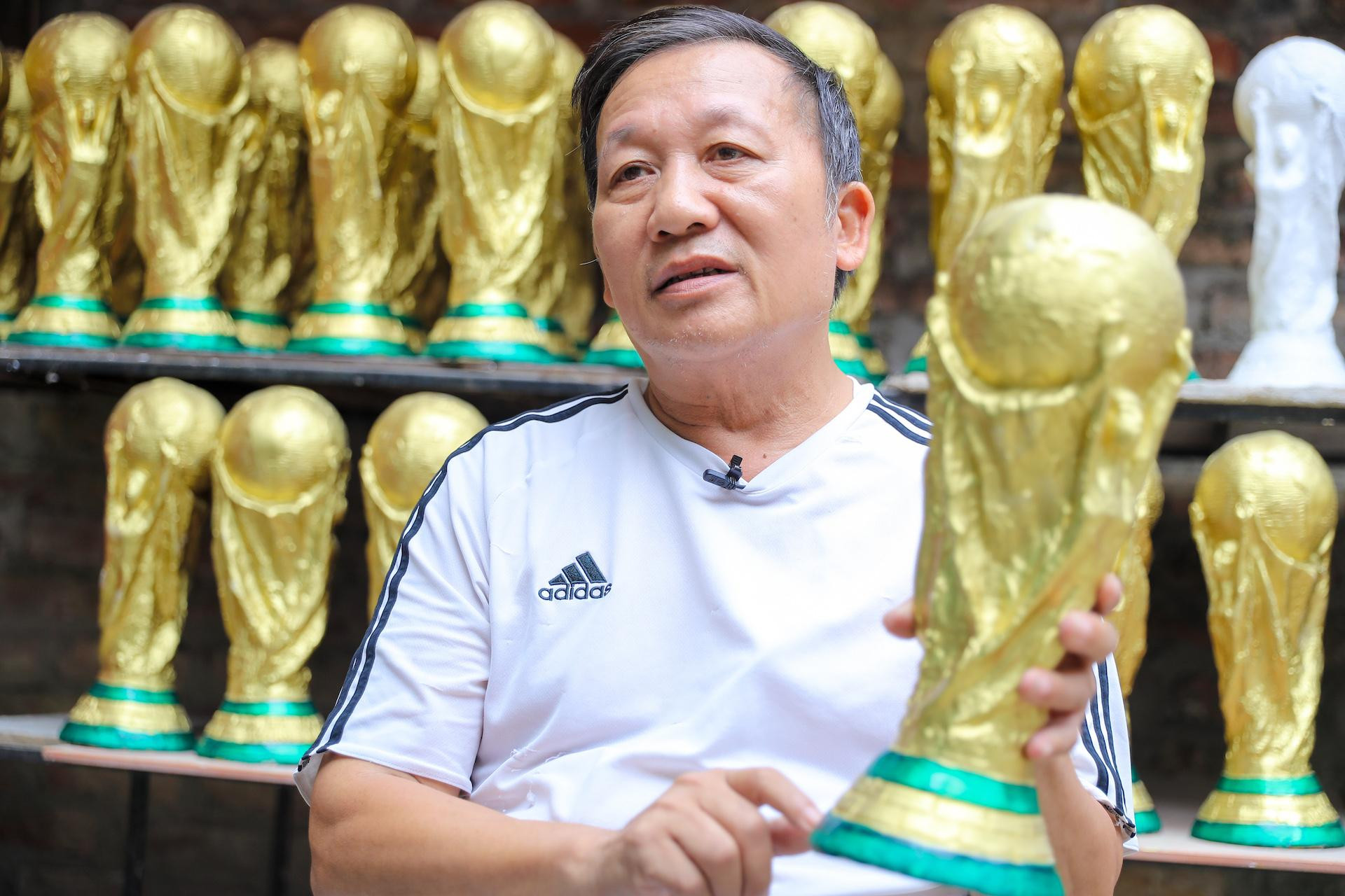 Bắt đầu những công đoạn chuẩn bị từ nhiều tháng trước, hiện nay cơ sở gốm của ông Vương Hồng Nhật (xóm 1, thôn 1, làng cổ Bát Tràng, huyện Gia Lâm, Hà Nội) đã cho ra lò hàng ngàn chiếc cup vàng làm từ thạch cao, sẵn sàng phục vụ người hâm mộ.