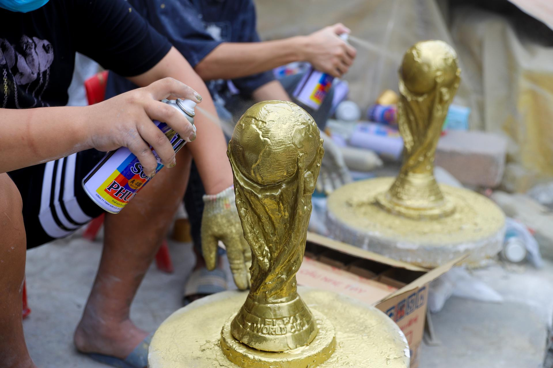 Sau khi sơn vàng khô, những chiếc cúp này sẽ được sơn phủ 1 lớp sơn bóng để tạo thẩm mỹ cũng như bảo vệ lớp sơn vàng bên trong.