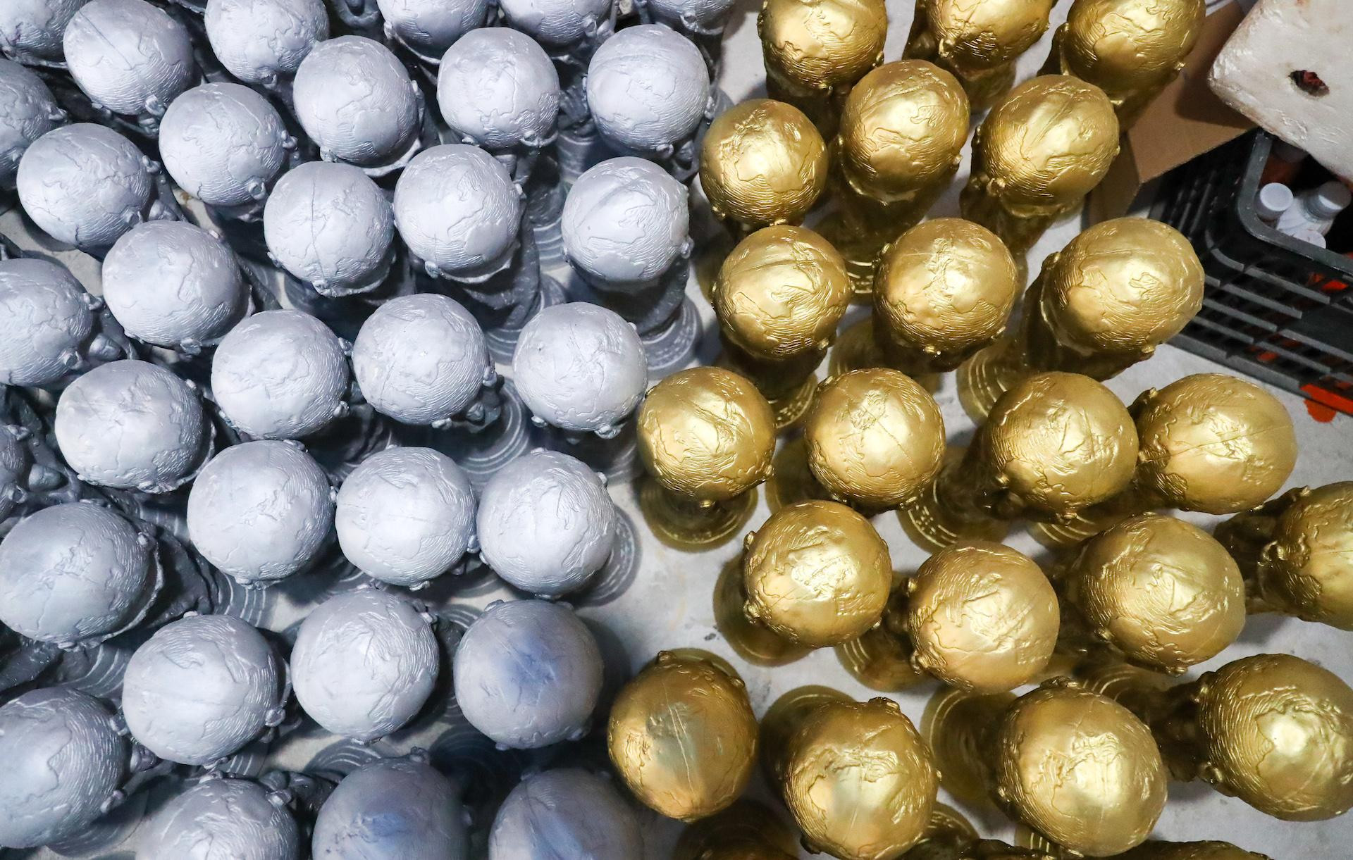 Sau khi được đổ khuôn, những chiếc cúp sẽ được phơi khô trước khi mang đi sơn vàng.