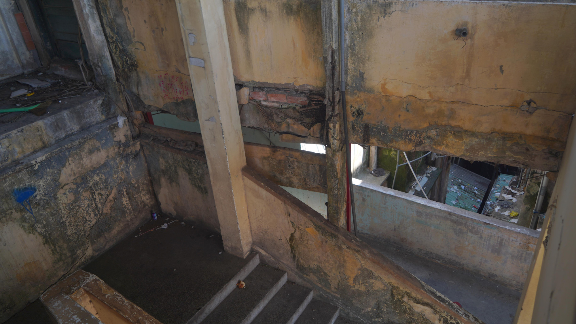 Chân cầu thang có nhiều vết nứt.