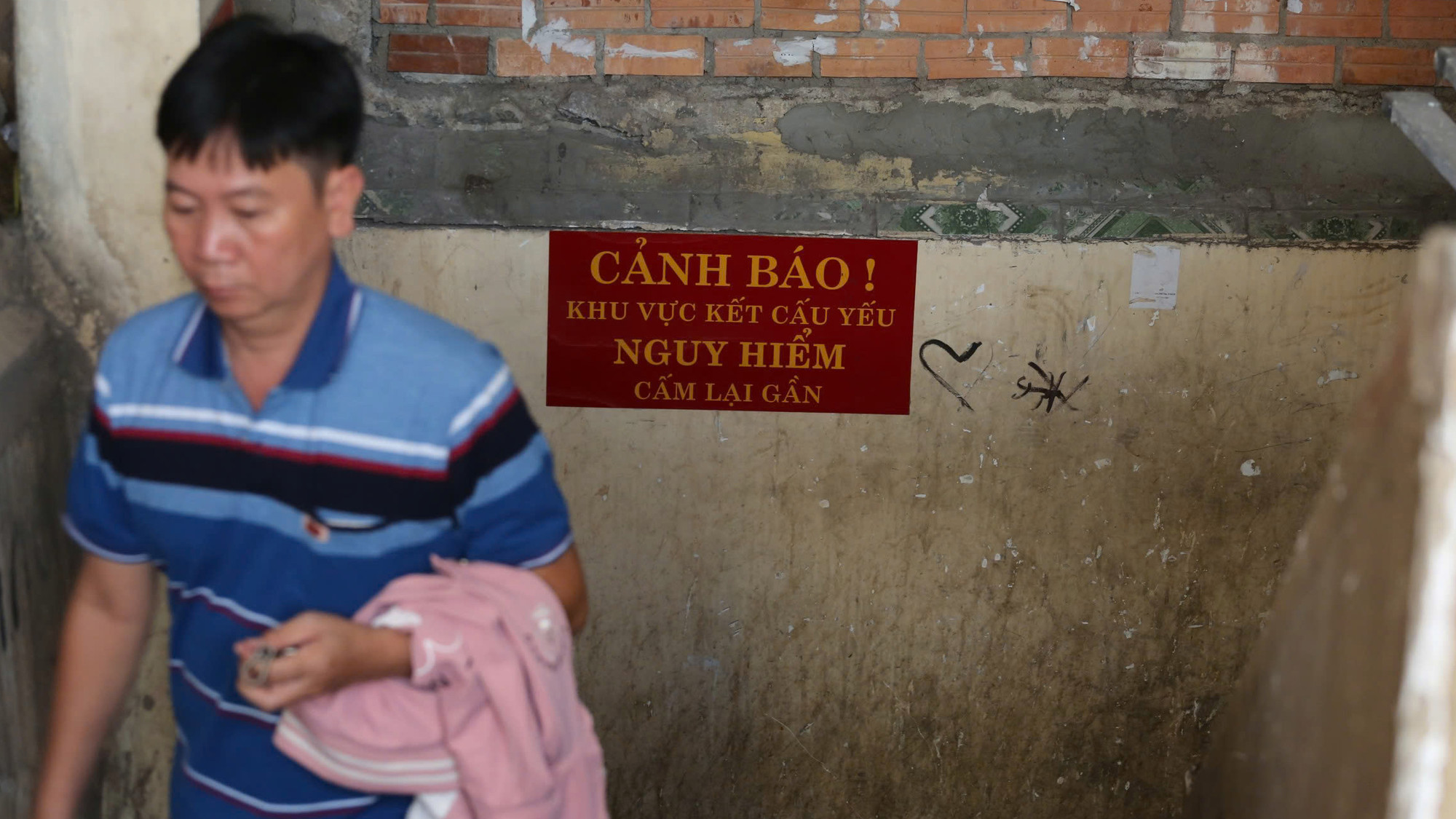 Ban quản lý chung cư cũng đã dán cảnh báo cho cư dân biết để phòng tránh.