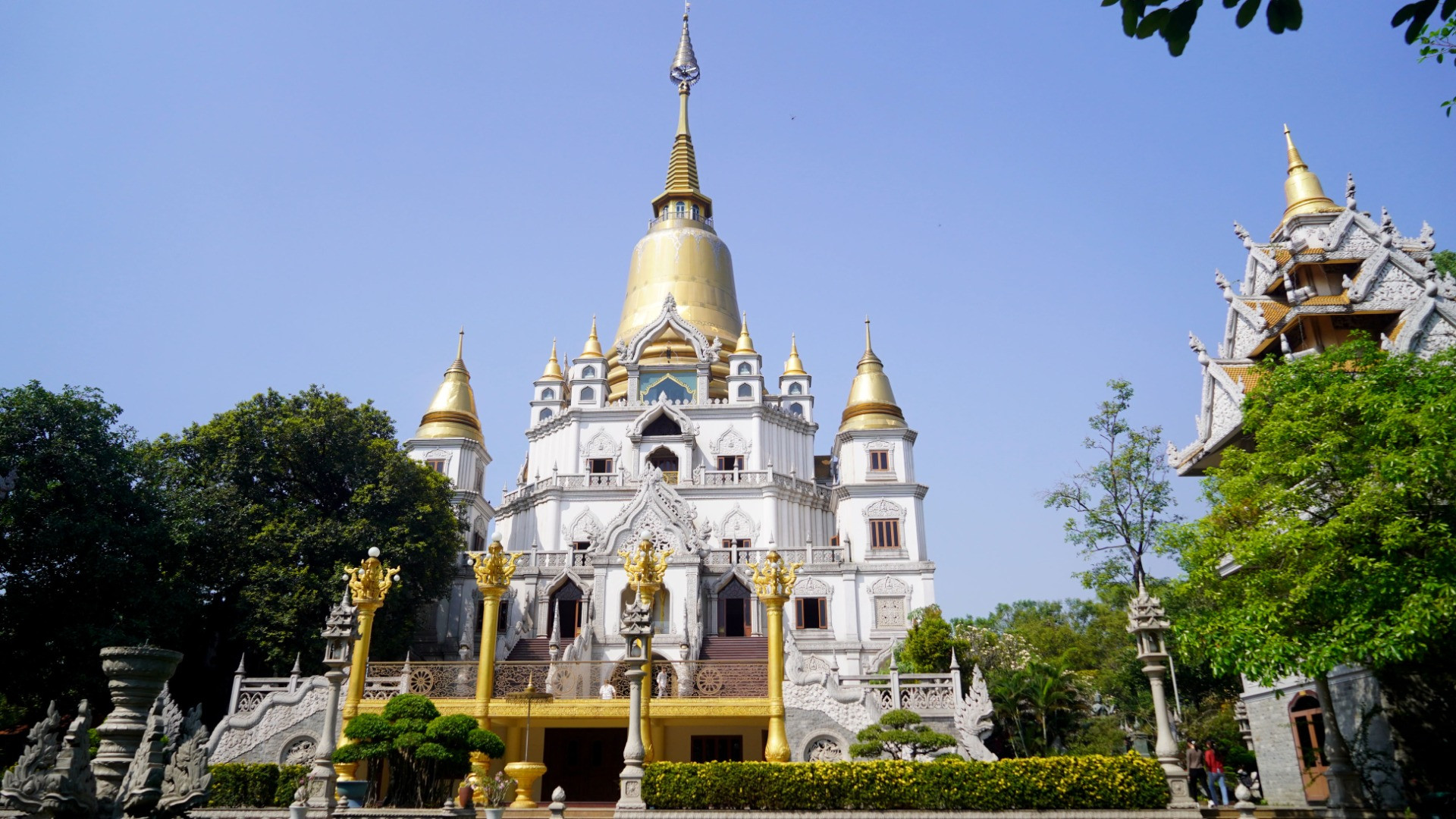 Chùa Bửu Long còn có tên gọi khác là Thiền viện Tổ đình Bửu Long, là một trong những địa điểm nổi tiếng, được nhiều du khách ghé thăm khi du lịch tại Thành phố Hồ Chí Minh.