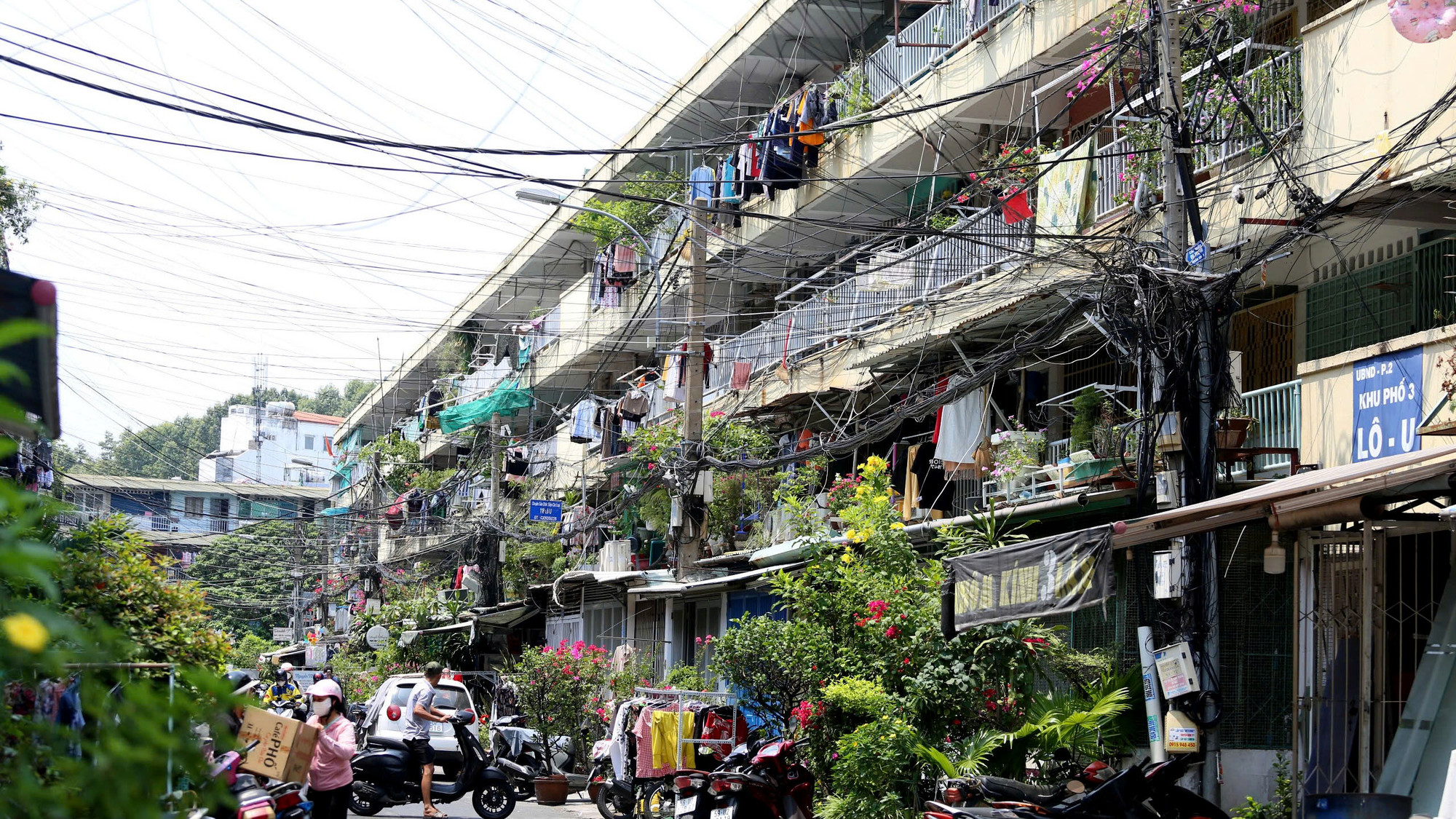 Ngoài chung cư Vĩnh Hội, chung cư Ngô Gia Tự, Quận 10, Thành phố Hồ Chí Minh, được xây dựng cách đây 57 năm, cũng là chung cư nhóm D nằm trong danh sách ưu tiên sửa chữa.