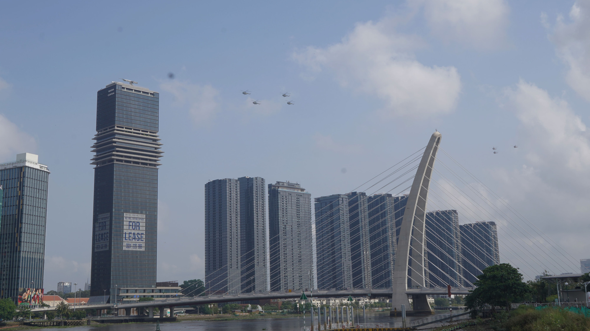 Trực thăng trình diễn theo đội hình 4 chiếc ở khu vực cầu Ba Son.