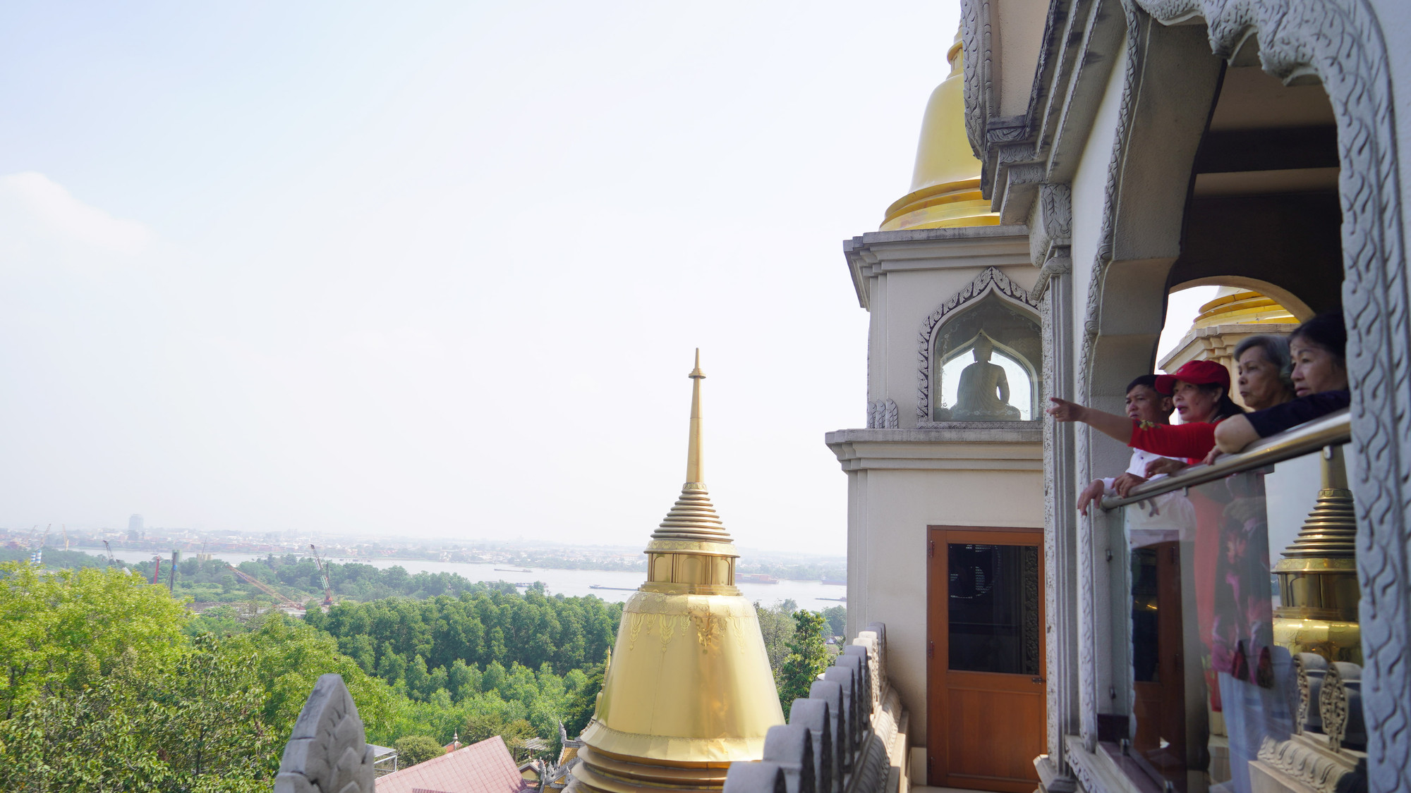 Từ chánh điện, khách tham quan có thể đi lên tầng cao nhất hoặc đi ra các hành lang để ngắm nhìn khung cảnh chung quanh từ trên cao.