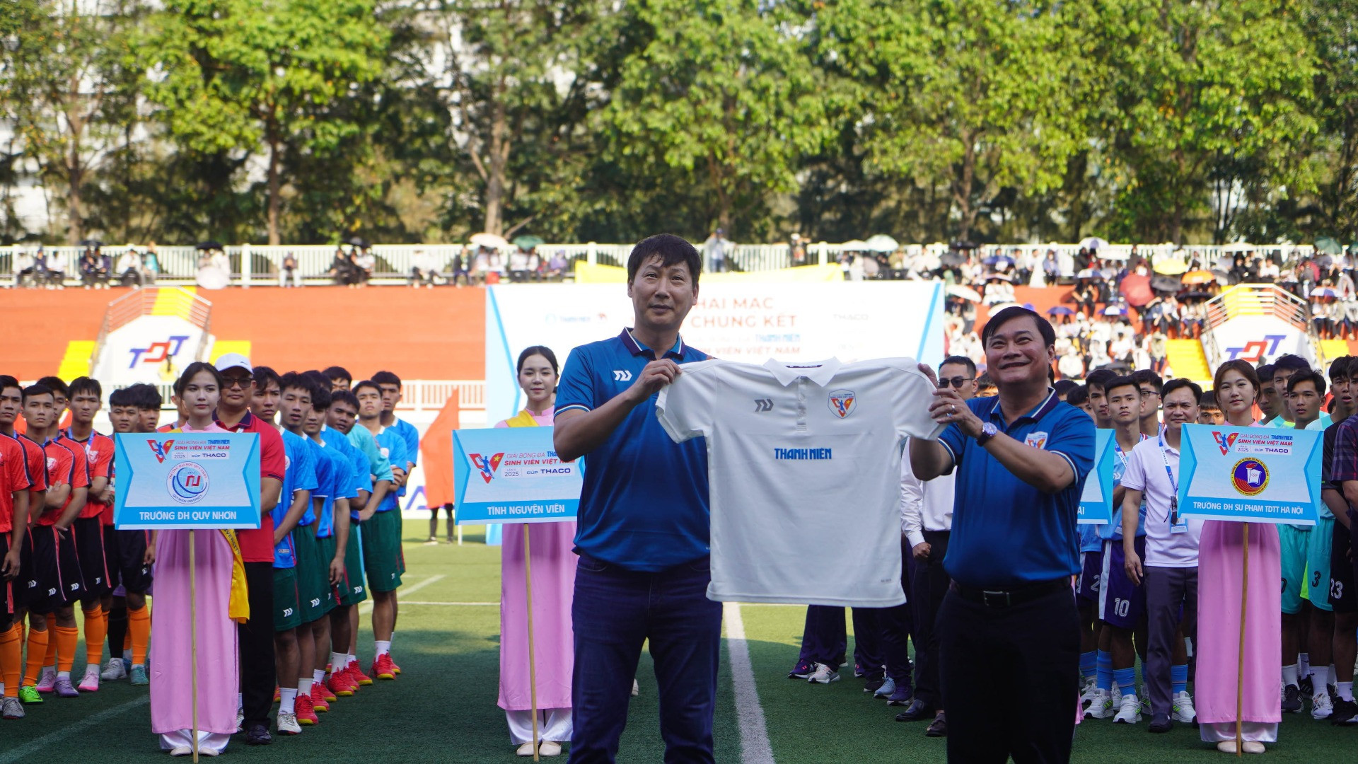 Nhà báo Nguyễn Ngọc Toàn, Tổng biên tập Báo Thanh Niên tặng chiếc áo của giải đấu cho HLV Kim Sang-sik. Nhà báo Nguyễn Ngọc Toàn, Tổng biên tập Báo Thanh Niên tặng chiếc áo của giải đấu cho HLV Kim Sang-sik.