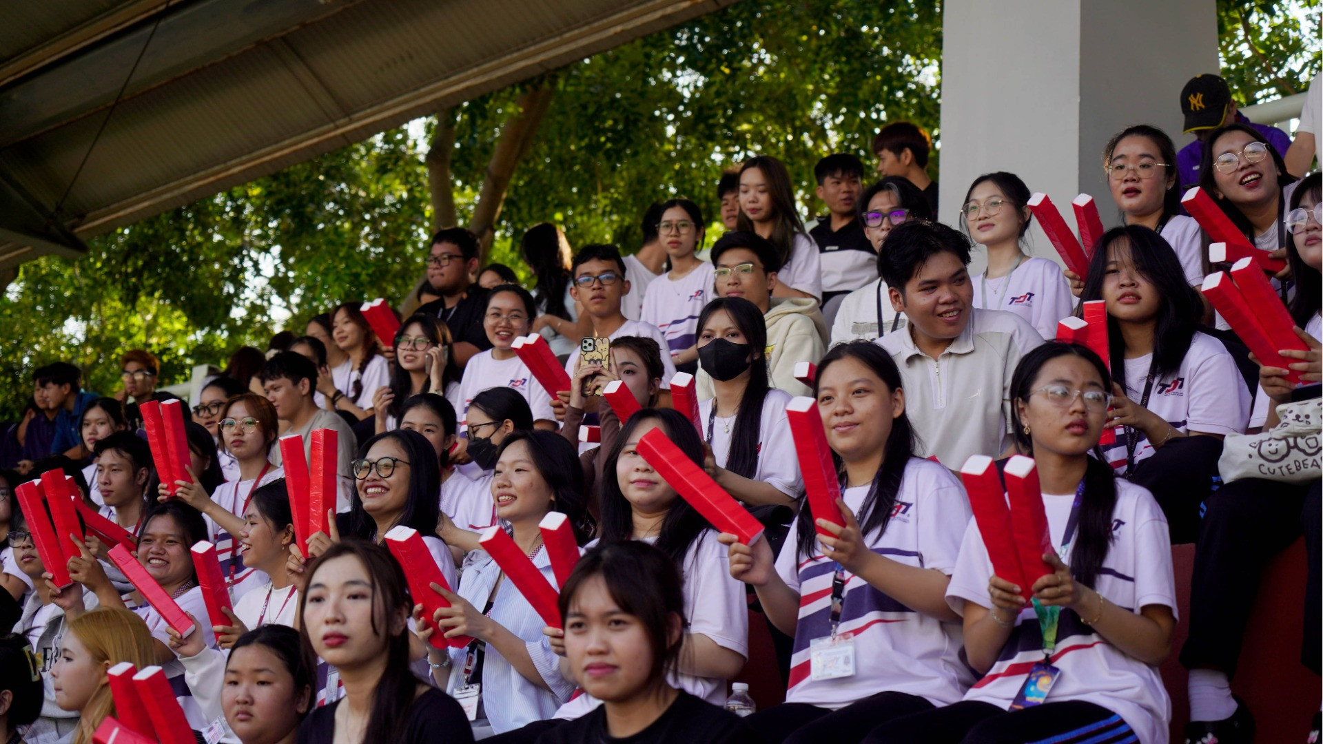 Đông đảo sinh viên các trường đến cổ vũ cho các đội bóng tham dự giải đấu. Đông đảo sinh viên các trường đến cổ vũ cho các đội bóng tham dự giải đấu.