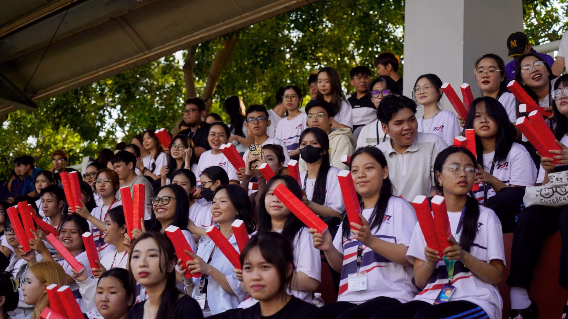 Đông đảo sinh viên các trường đến cổ vũ cho các đội bóng tham dự giải đấu.