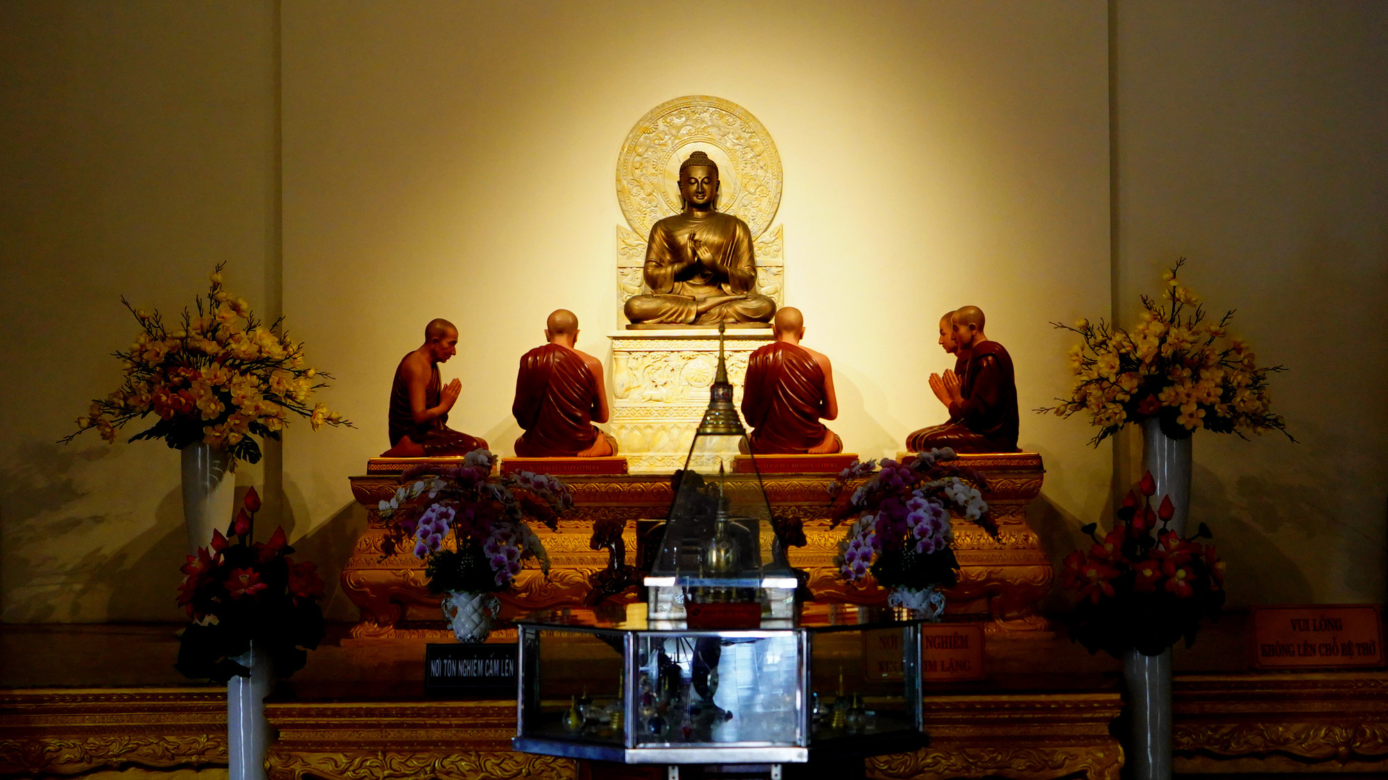 Chánh điện của chùa Bửu Long có một động khổ hạnh, tưởng niệm sáu năm Bồ tát Tất-đạt-đa tu khổ hạnh. Chung quanh tượng, khu vực này được trang trí với 10 trụ đèn làm từ đá granite, được điêu khắc theo mẫu trụ đá vua A Dục (Asoka) tại các Phật tích nổi tiếng ở Ấn Độ.