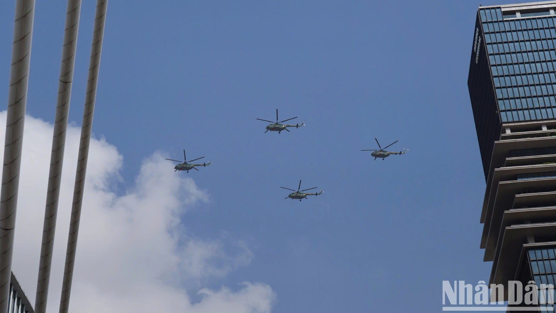 Cận cảnh trực thăng bay qua cầu Ba Son hướng về dinh Độc Lập.