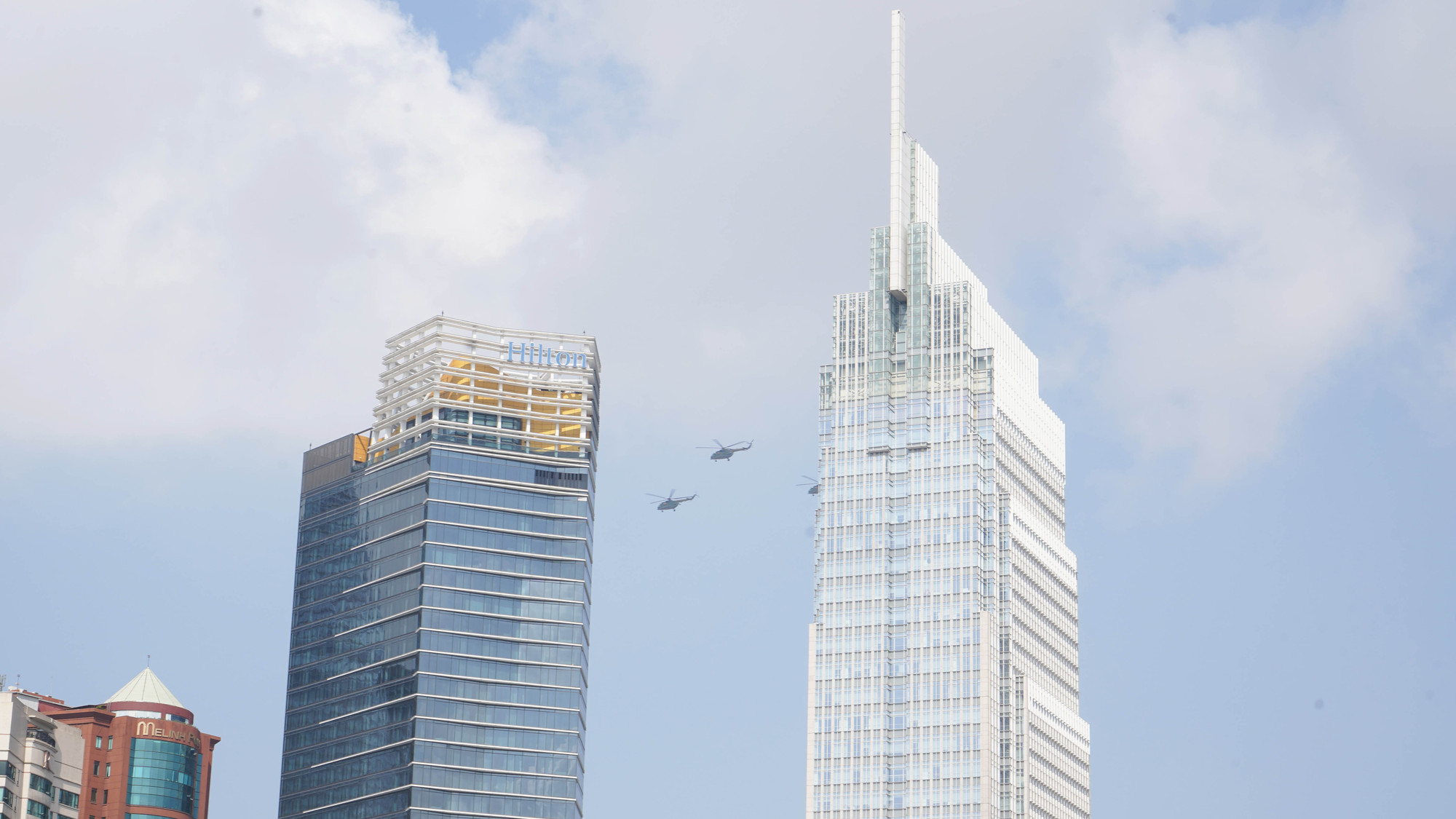 Trực thăng bay qua các tòa nhà cao tầng.