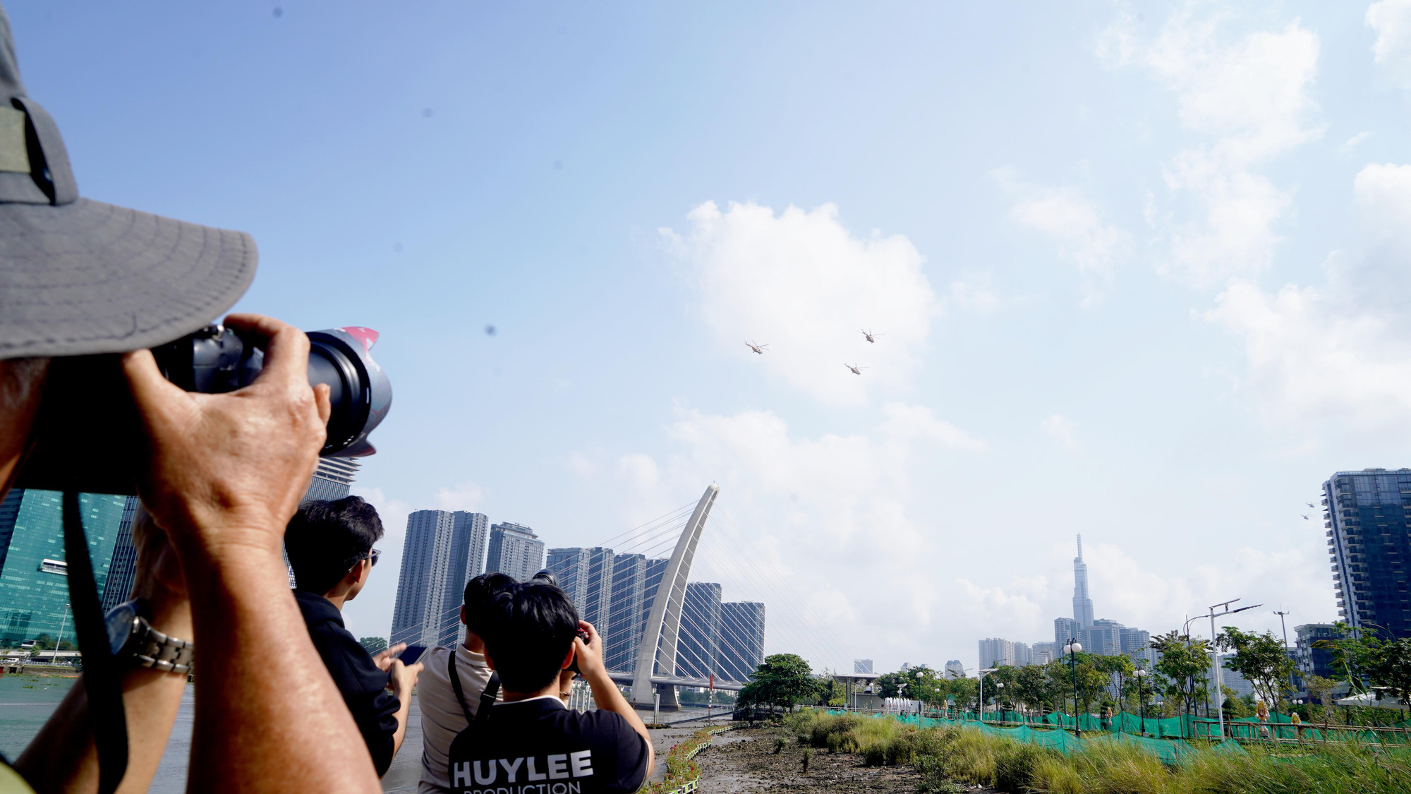 Người dân khi đứng ở khu vực công viên bờ sông Sài Gòn có thể dễ dàng quan sát trực thăng và tiêm kích trình diễn.