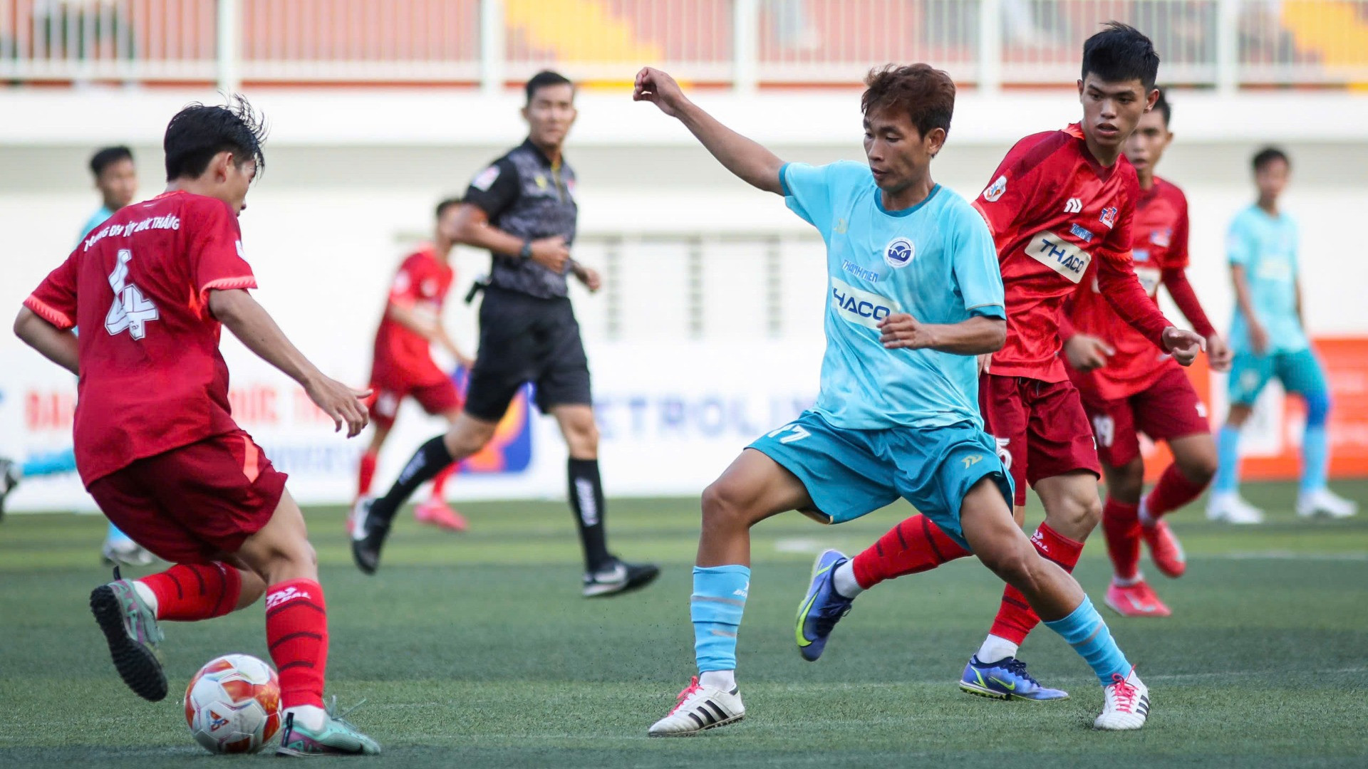 Đội Đại học Tôn Đức Thắng (trái) đá trận mở màn tại vòng chung kết. Đội Đại học Tôn Đức Thắng (trái) đá trận mở màn tại vòng chung kết.