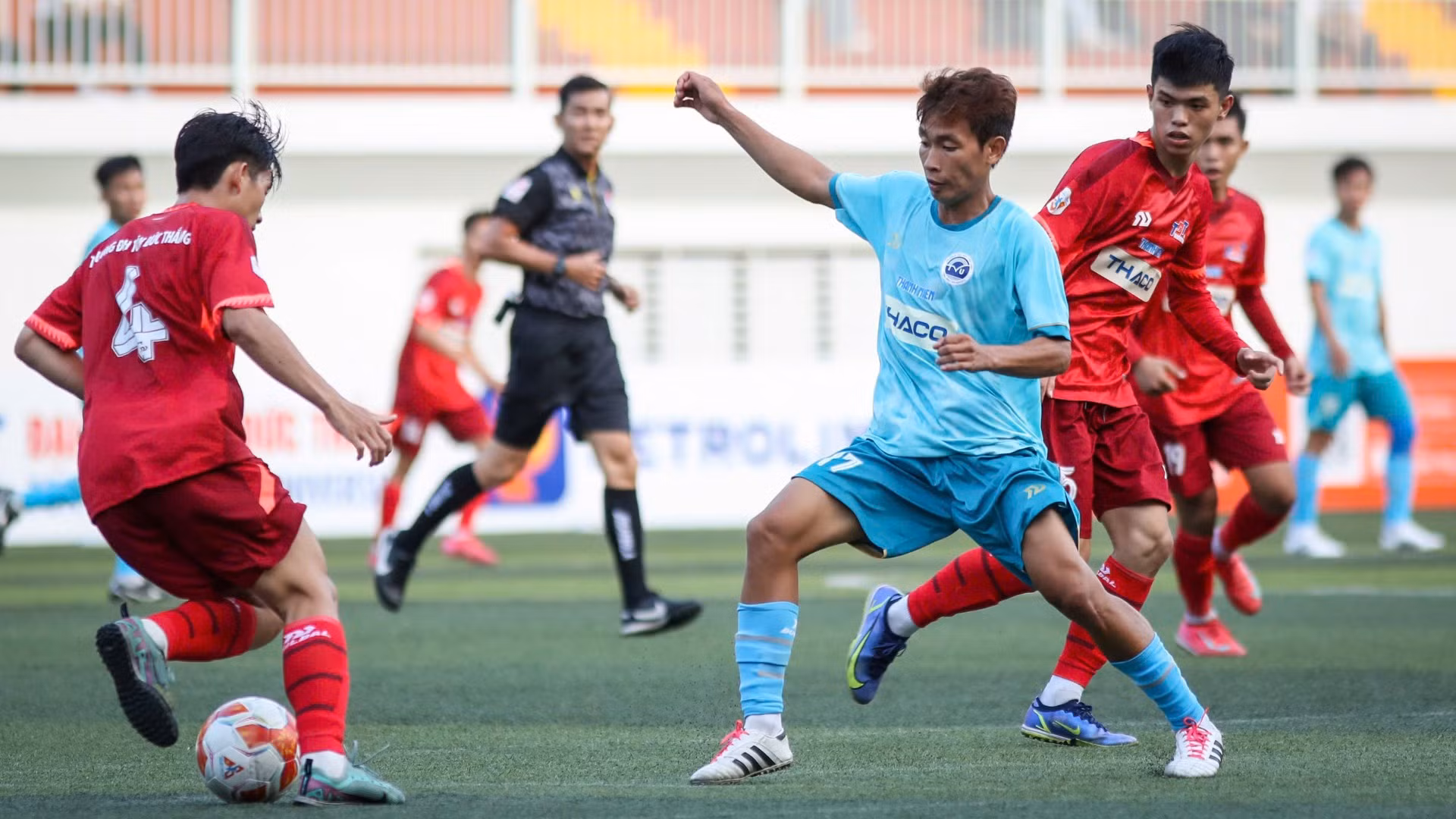 Đội Đại học Tôn Đức Thắng (trái) đá trận mở màn tại vòng chung kết.