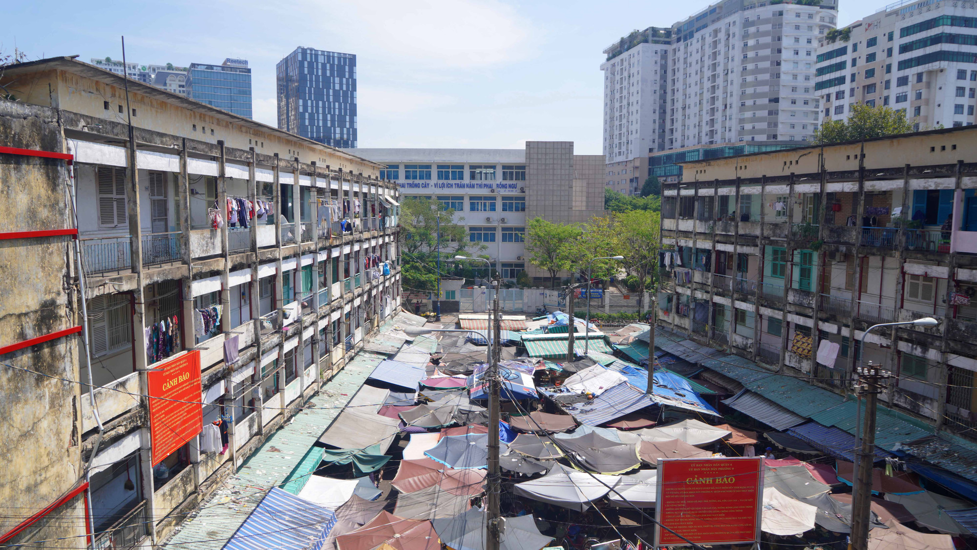 Chung cư Vĩnh Hội được xây dựng từ trước năm 1975. Năm 2017, Sở Xây dựng Thành phố Hồ Chí Minh đã kiểm định chất lượng xếp chung cư này vào loại nguy hiểm, cần phải di dời, phá dỡ khẩn cấp. Dù vậy, đến nay những hộ dân chưa được di dời luôn sống trong bất an.