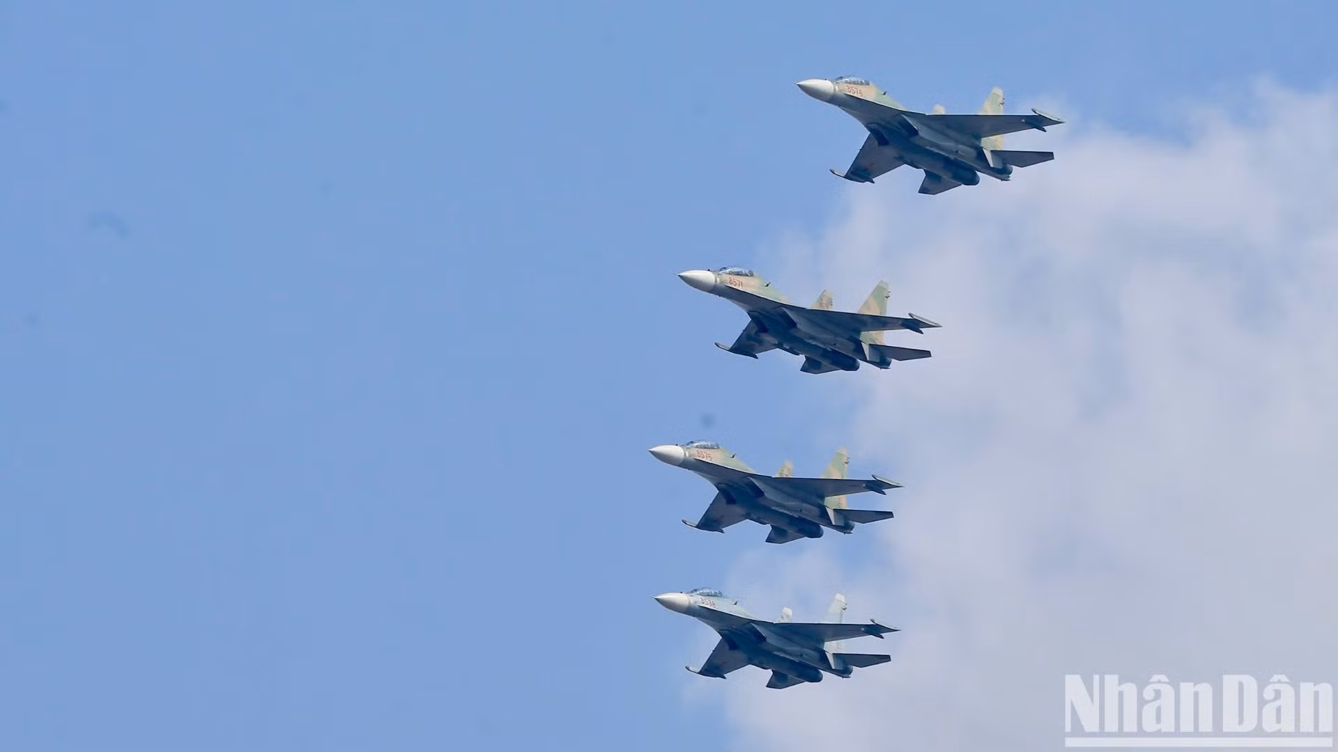 7 chiếc tiêm kích Su-30MK2 được chia thành 2 biên đội, với các bài tập biểu diễn khác nhau.