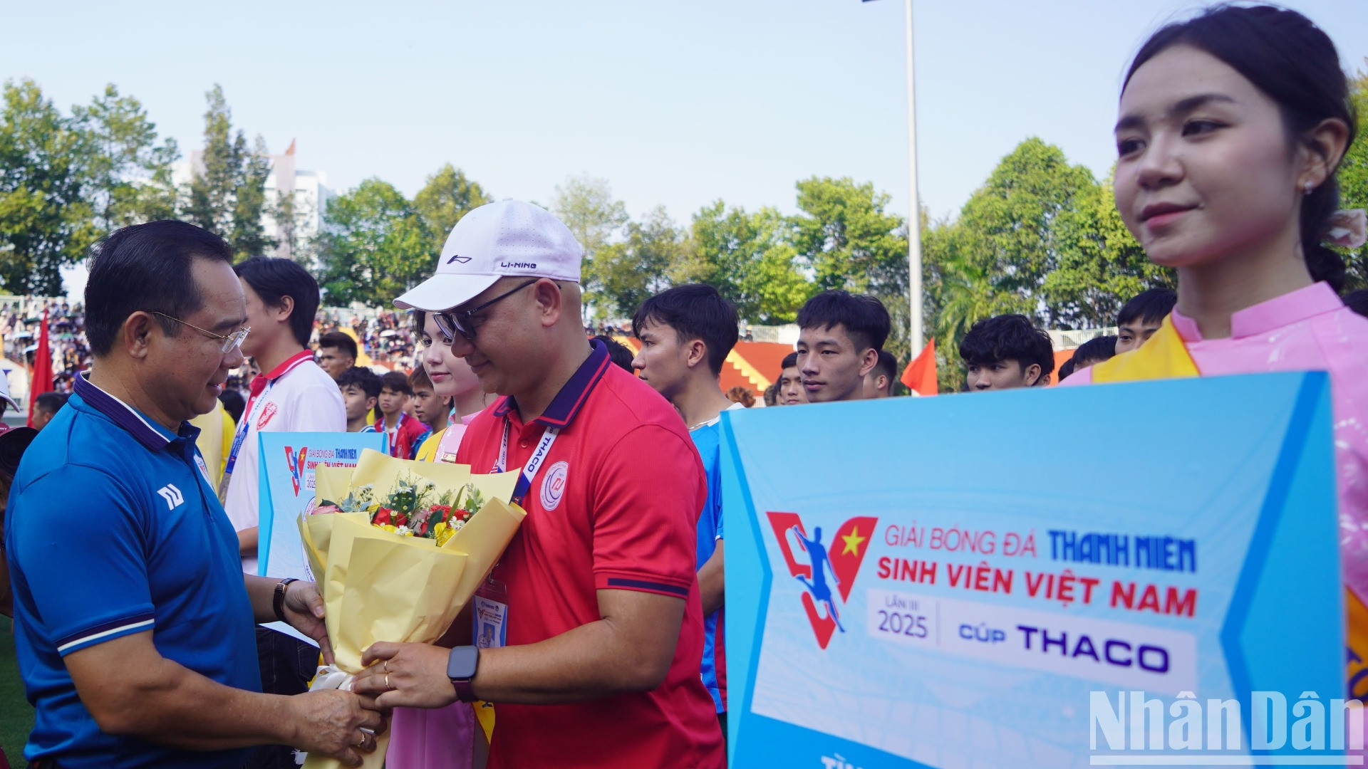 Chủ tịch Ủy ban nhân dân Thành phố Hồ Chí Minh Nguyễn Văn Được động viên các cầu thủ tham gia giải đấu. Chủ tịch Ủy ban nhân dân Thành phố Hồ Chí Minh Nguyễn Văn Được động viên các cầu thủ tham gia giải đấu.