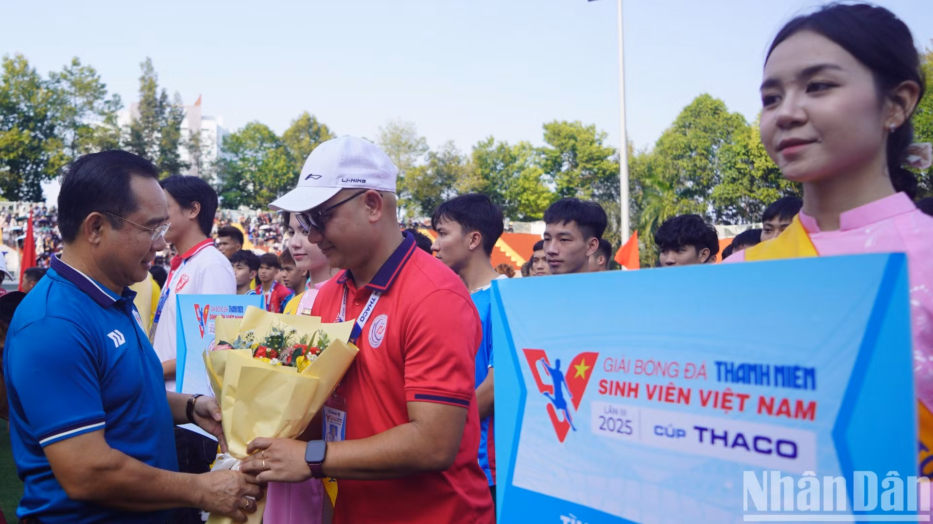 Chủ tịch Ủy ban nhân dân Thành phố Hồ Chí Minh Nguyễn Văn Được động viên các cầu thủ tham gia giải đấu.