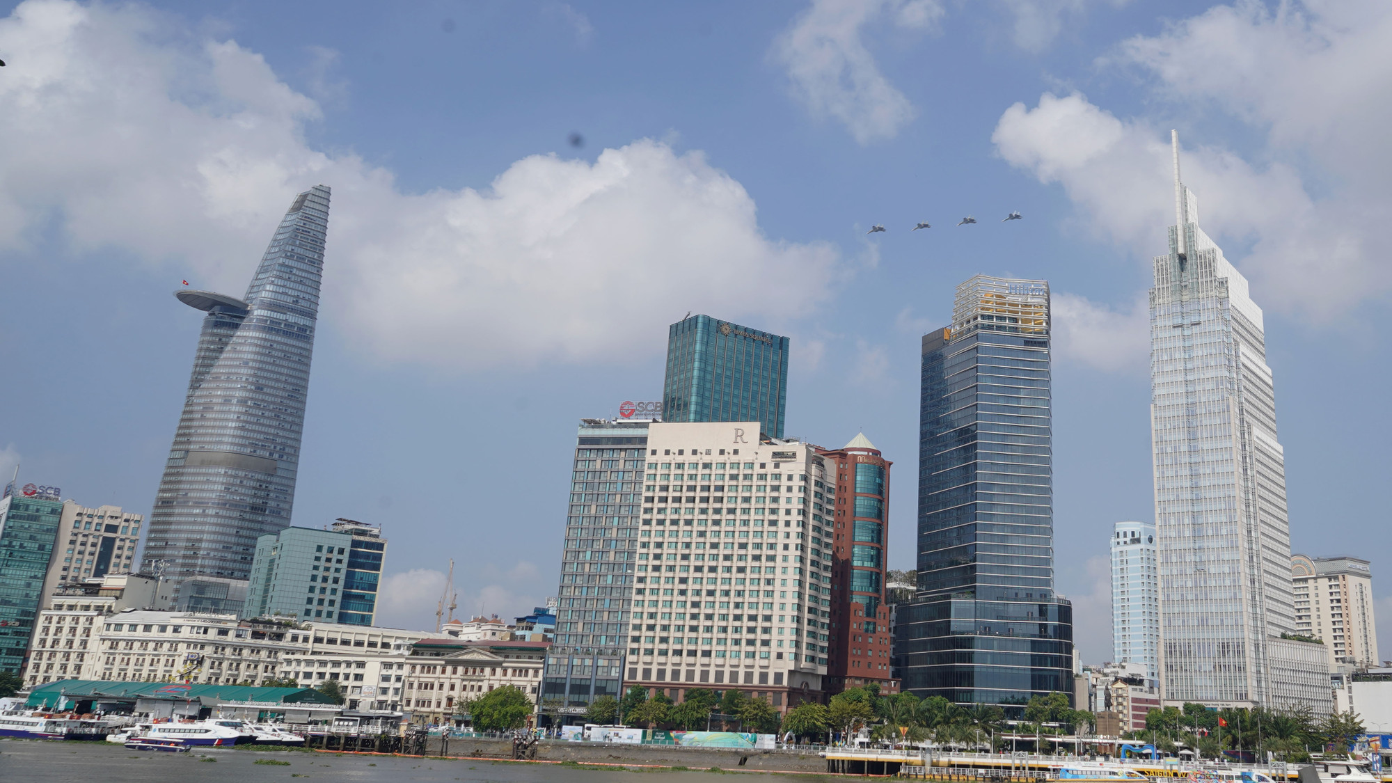 Tiêm kích bay qua các tòa nhà cao tầng ở trung tâm Thành phố Hồ Chí Minh sáng 28/3.