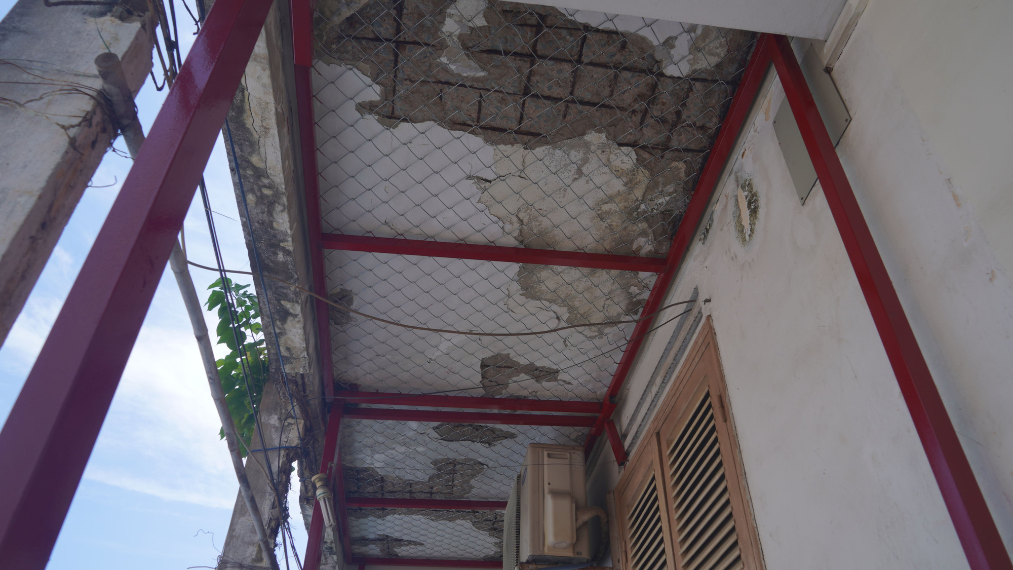 Trần nhà nứt nẻ luôn tiềm ẩn hiểm họa đối với người dân.