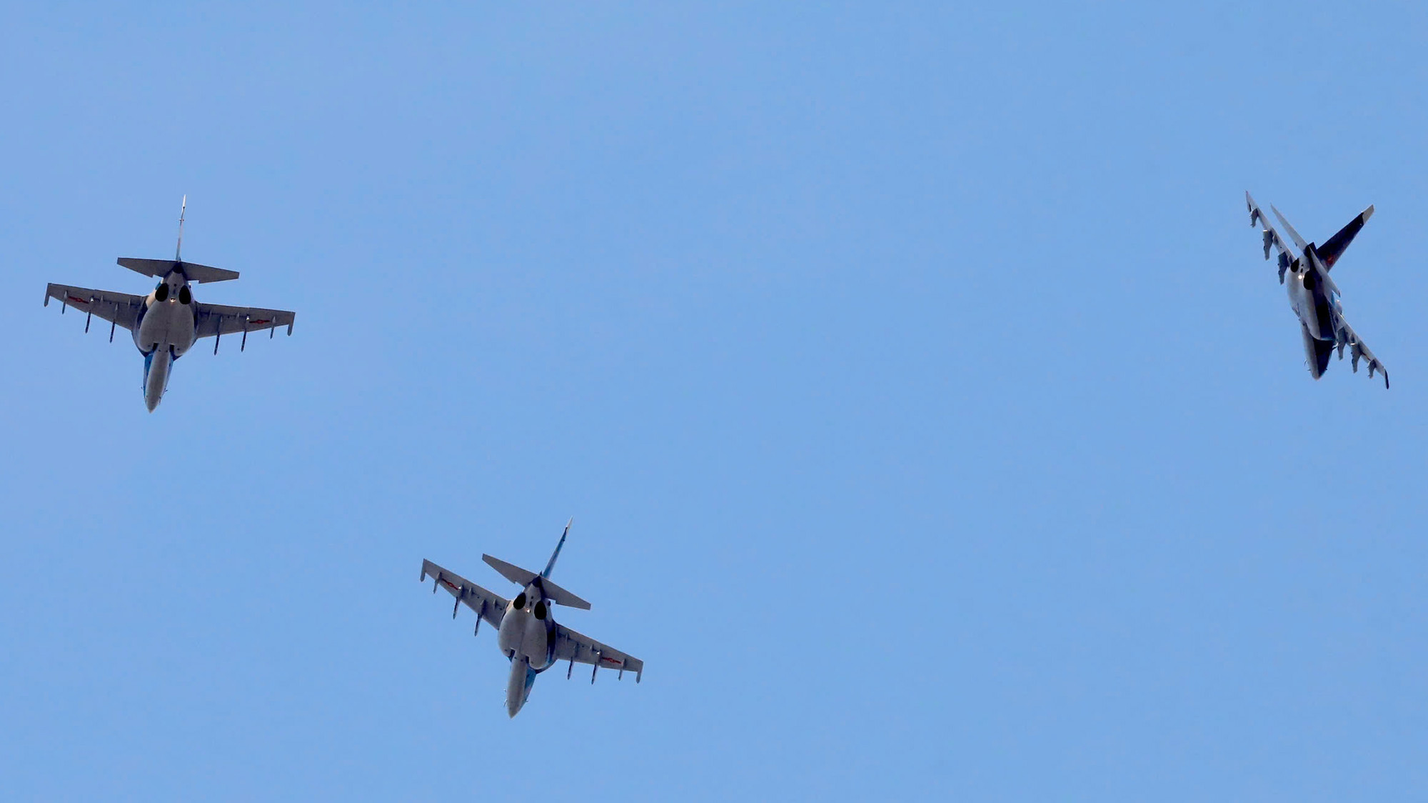 Khoảng 8 giờ 15 phút sáng, các loại máy bay tiêm kích Su-30MK2, máy bay huấn luyện đa năng Yak-130, trực thăng Mi-171, Mi-8,Mi7.. đã cất cánh từ sân bay Biên Hòa, Đồng Nai hướng về khu vực trung tâm Thành phố Hồ Chí Minh.