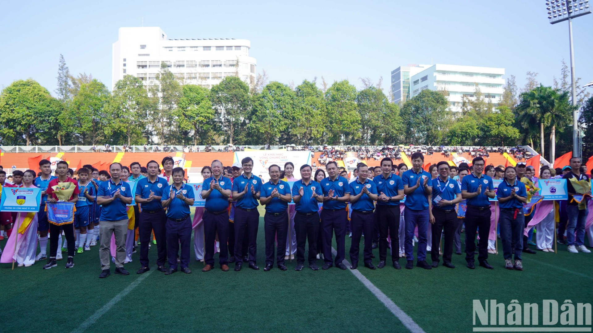 Ban Tổ chức của giải đấu chúc mừng động viên 12 đội trước khi vào giải đấu. Ban Tổ chức của giải đấu chúc mừng động viên 12 đội trước khi vào giải đấu.