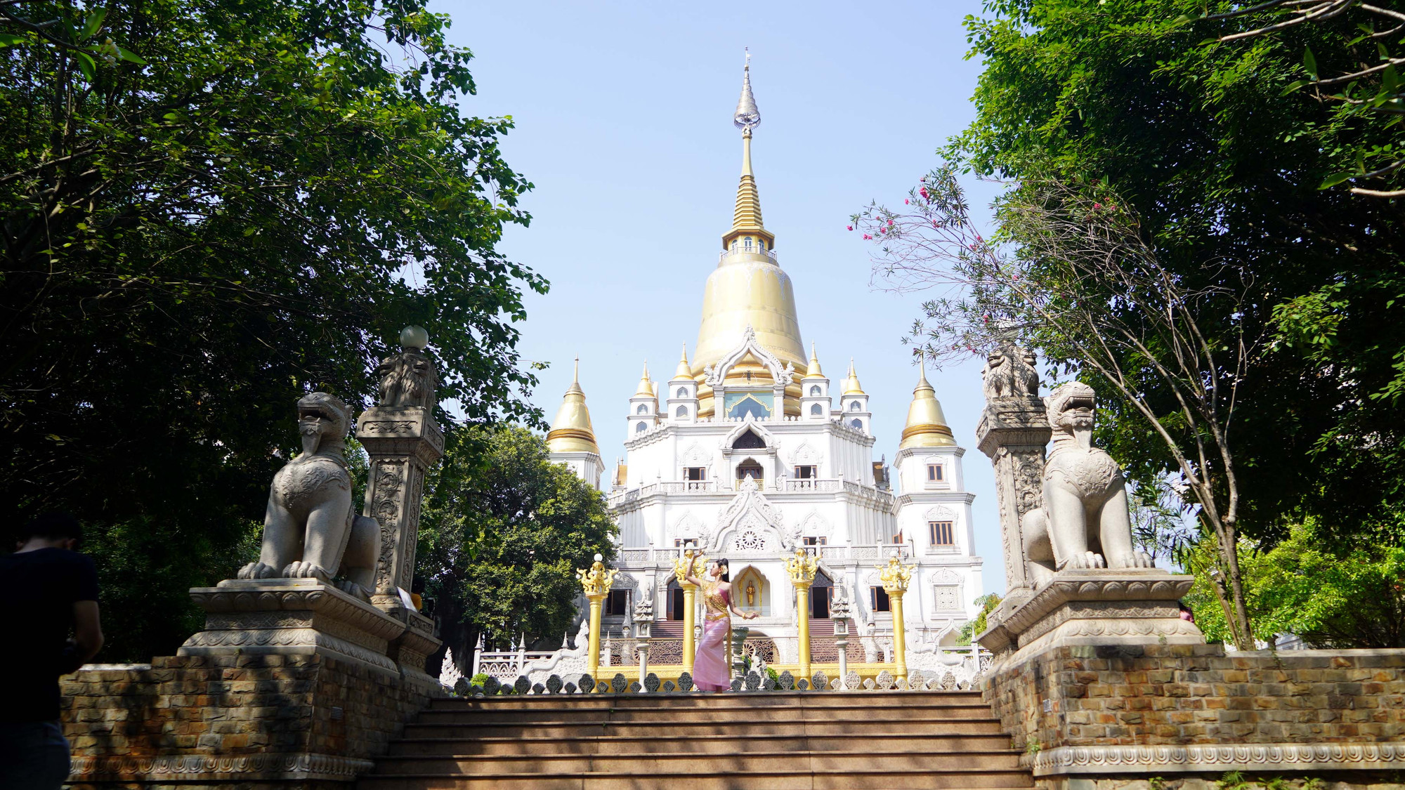 Chùa Bửu Long được xây dựng từ năm 1942, trải qua nhiều lần thay đổi trước khi có diện mạo như hiện nay. Với đỉnh tháp sơn vàng và kiến trúc tháp tương tự các ngôi chùa ở Thái Lan, nơi đây đã trở thành điểm đến được nhiều người gọi là chùa Thái Lan.