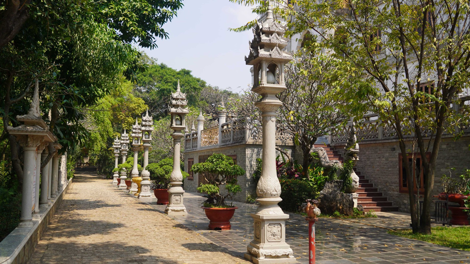 Chùa có khuôn viên rộng đến 11ha, du khách thường đến đây để cầu nguyện vào những ngày cuối tuần và chiêm ngưỡng vẻ đẹp của ngôi chùa.