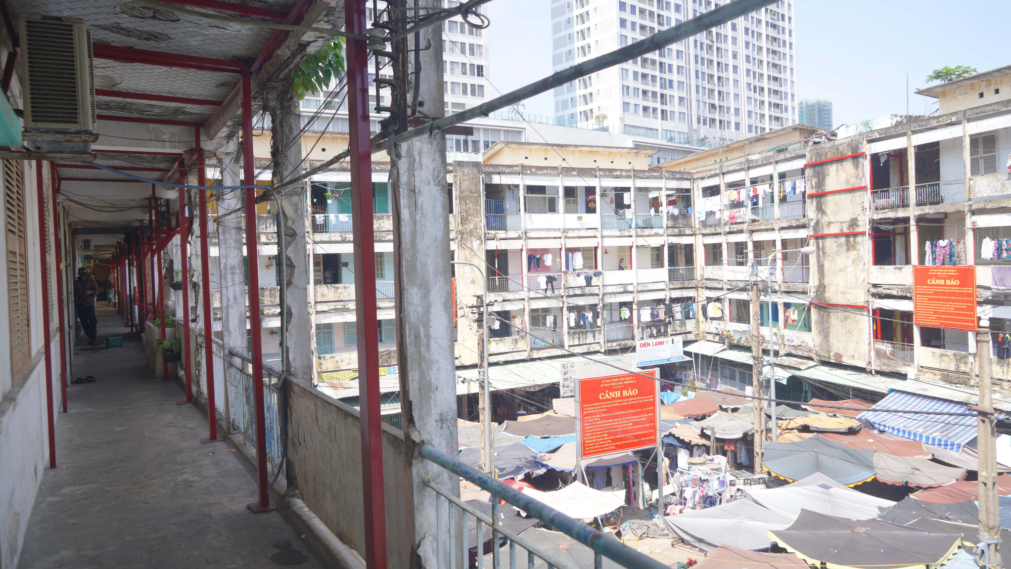 Một số cư dân sống tại đây hơn 40 năm chia sẻ, người dân rất đồng thuận, đồng ý với Đề án cải tạo, xây dựng lại nhà chung cư cũ bị hư hỏng.