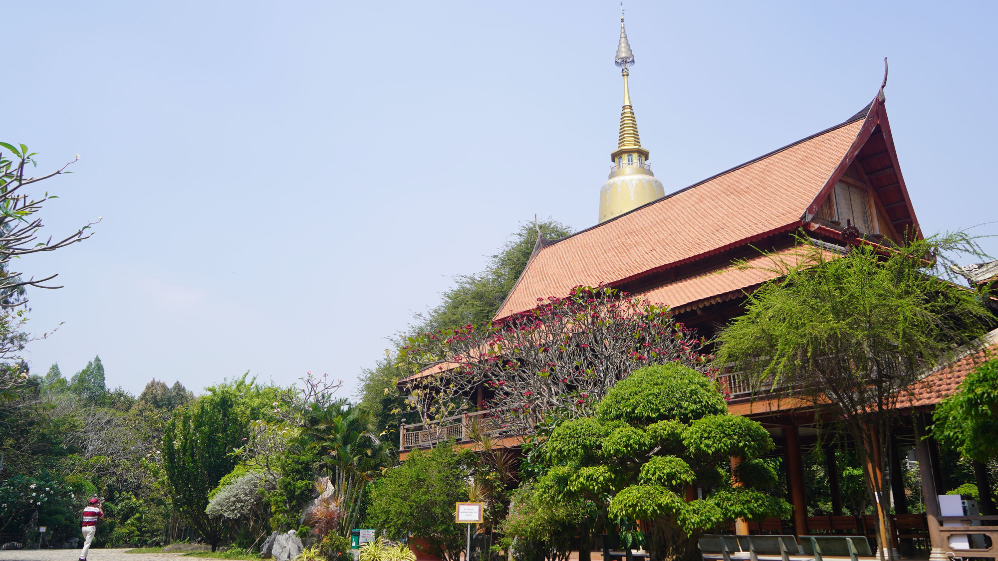 Du khách sẽ chiêm ngưỡng được khuôn viên xanh mướt bên dưới và cảnh sắc yên bình của ngoại ô thành phố.