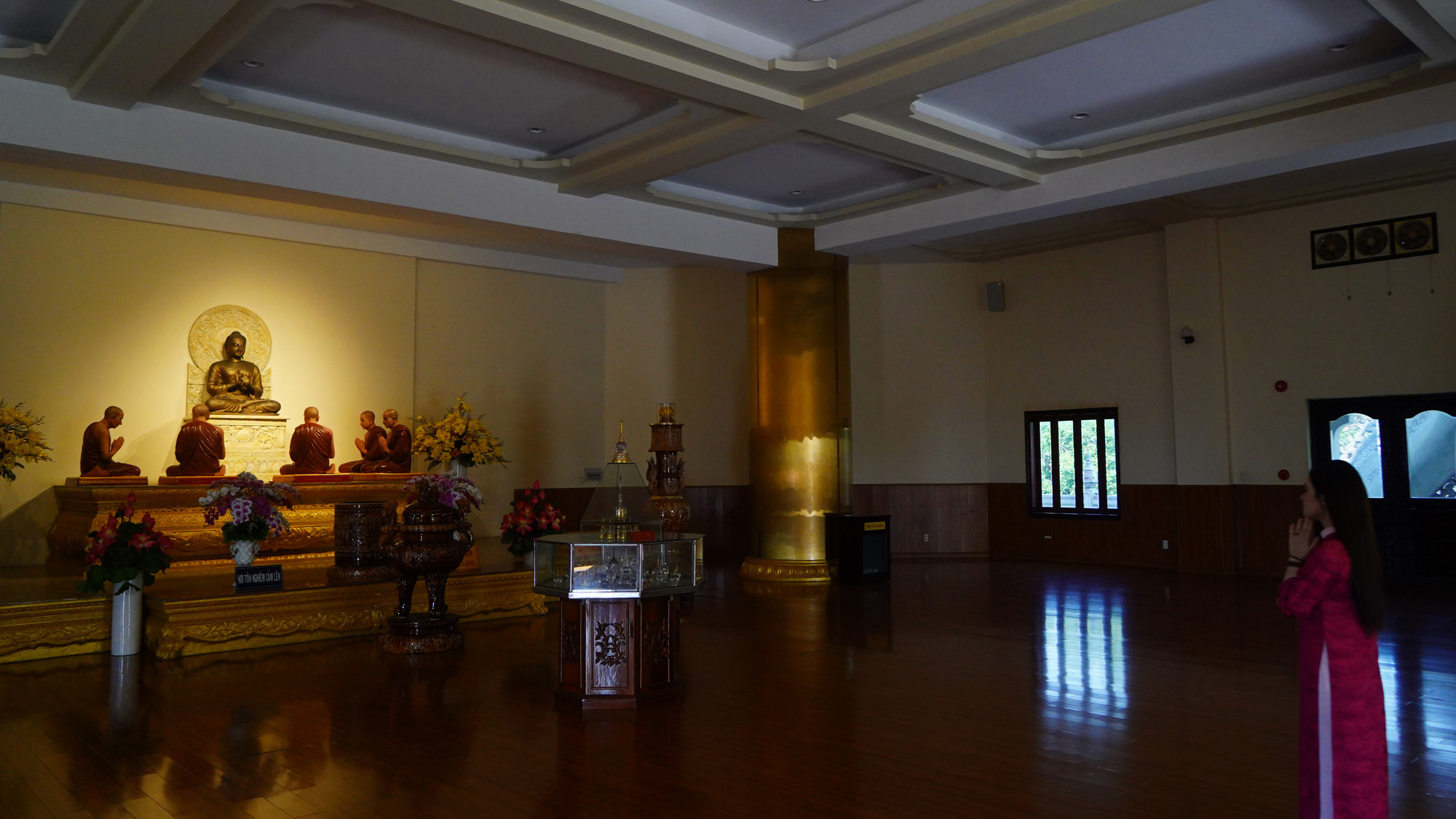 Theo hệ Phật giáo nguyên thủy Nam Tôn, trong chùa không thắp hương.