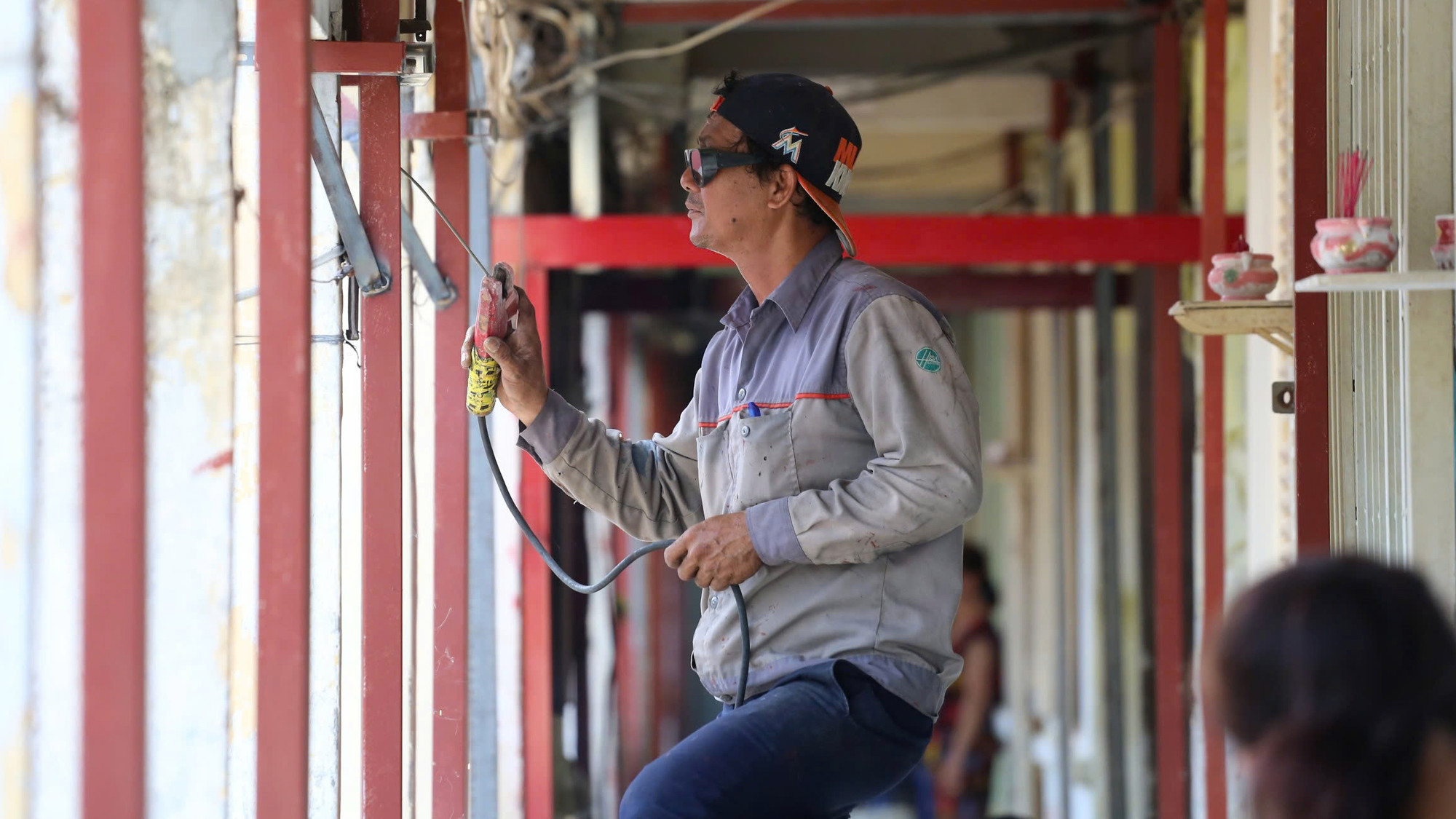 Hiện tại, hành lang và tường nhà tại chung cư Vĩnh Hội đang được cư dân thuê thợ đến gia cố bằng những thanh sắt để bảo đảm an toàn.