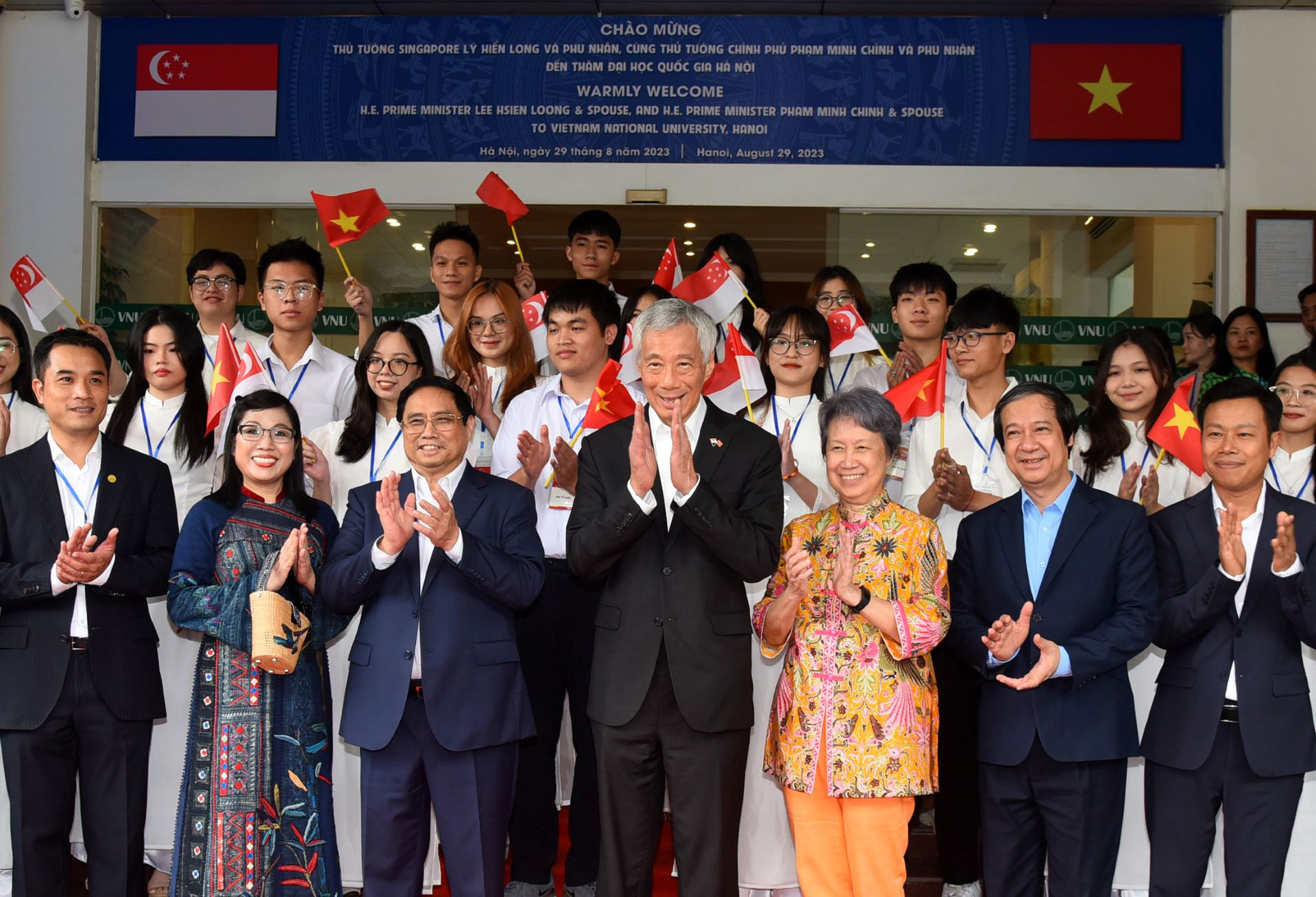 Thủ tướng Phạm Minh Chính, Thủ tướng Singapore Lý Hiển Long cùng hai Phu nhân thăm Đại học Quốc gia Hà Nội.