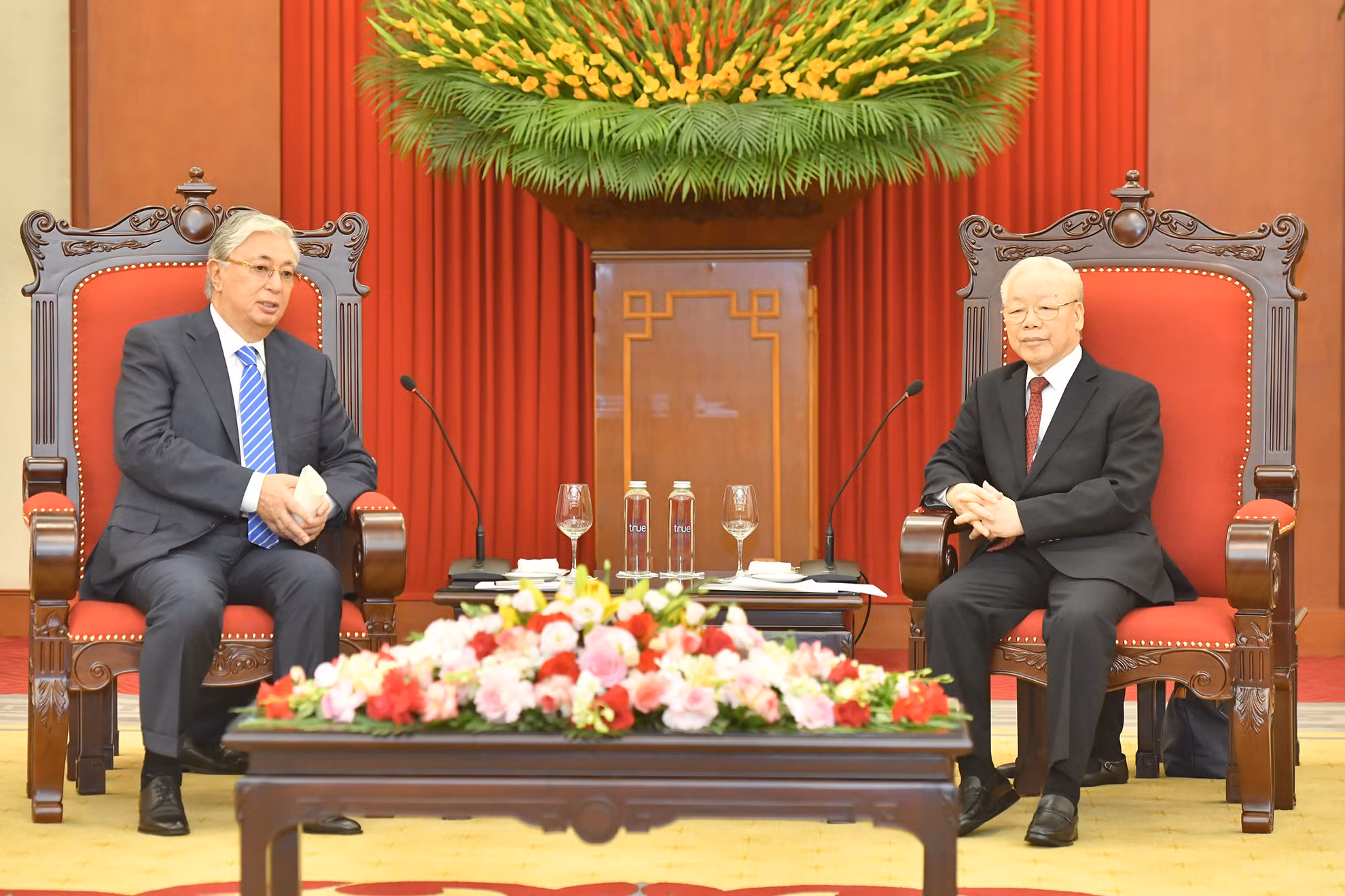 Tổng Bí thư Nguyễn Phú Trọng với Tổng thống Cộng hòa Kazakhstan Kassym-Jomart Tokayev tại buổi tiếp.