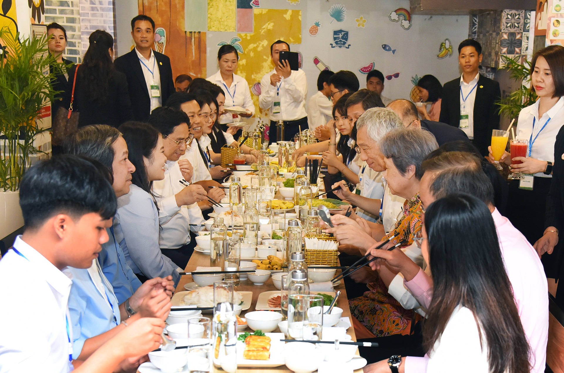 Thủ tướng Phạm Minh Chính và Thủ tướng Lý Hiển Long ăn trưa thân mật cùng với sinh viên tại căng tin của Trường Đại học Ngoại ngữ.