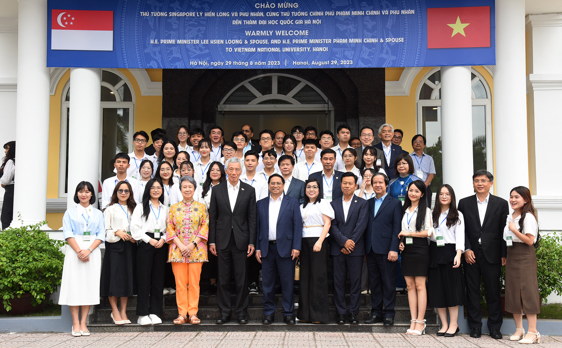 Thủ tướng Phạm Minh Chính và Phu nhân cùng Thủ tướng Singapore Lý Hiển Long và Phu nhân với các sinh viên.